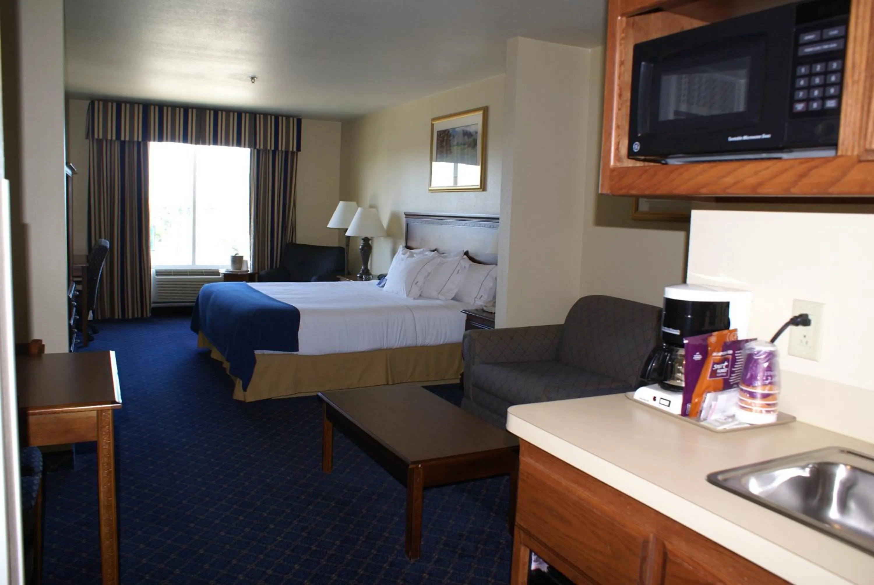 Photo of the whole room, Bed in Holiday Inn Express Hotels & Suites Mountain Home by IHG