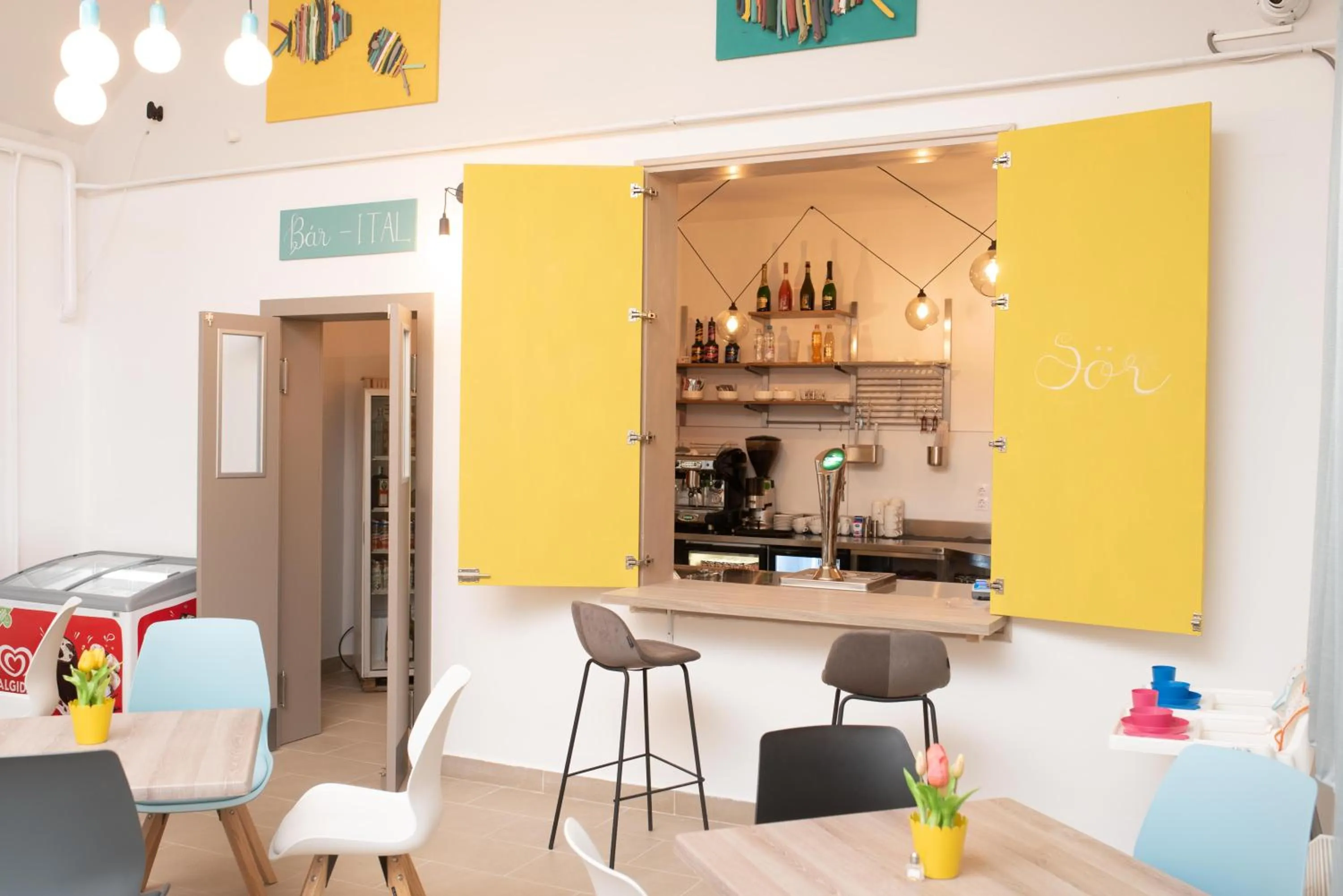 Lounge or bar in Magaspart Panzió