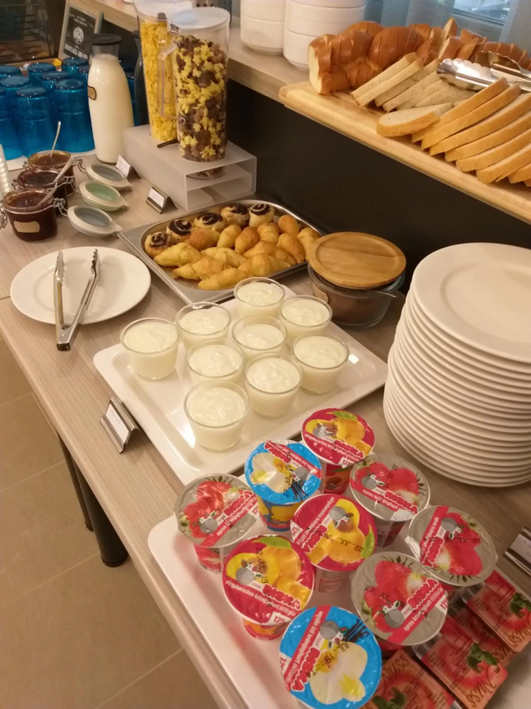 Buffet breakfast in Magaspart Panzió