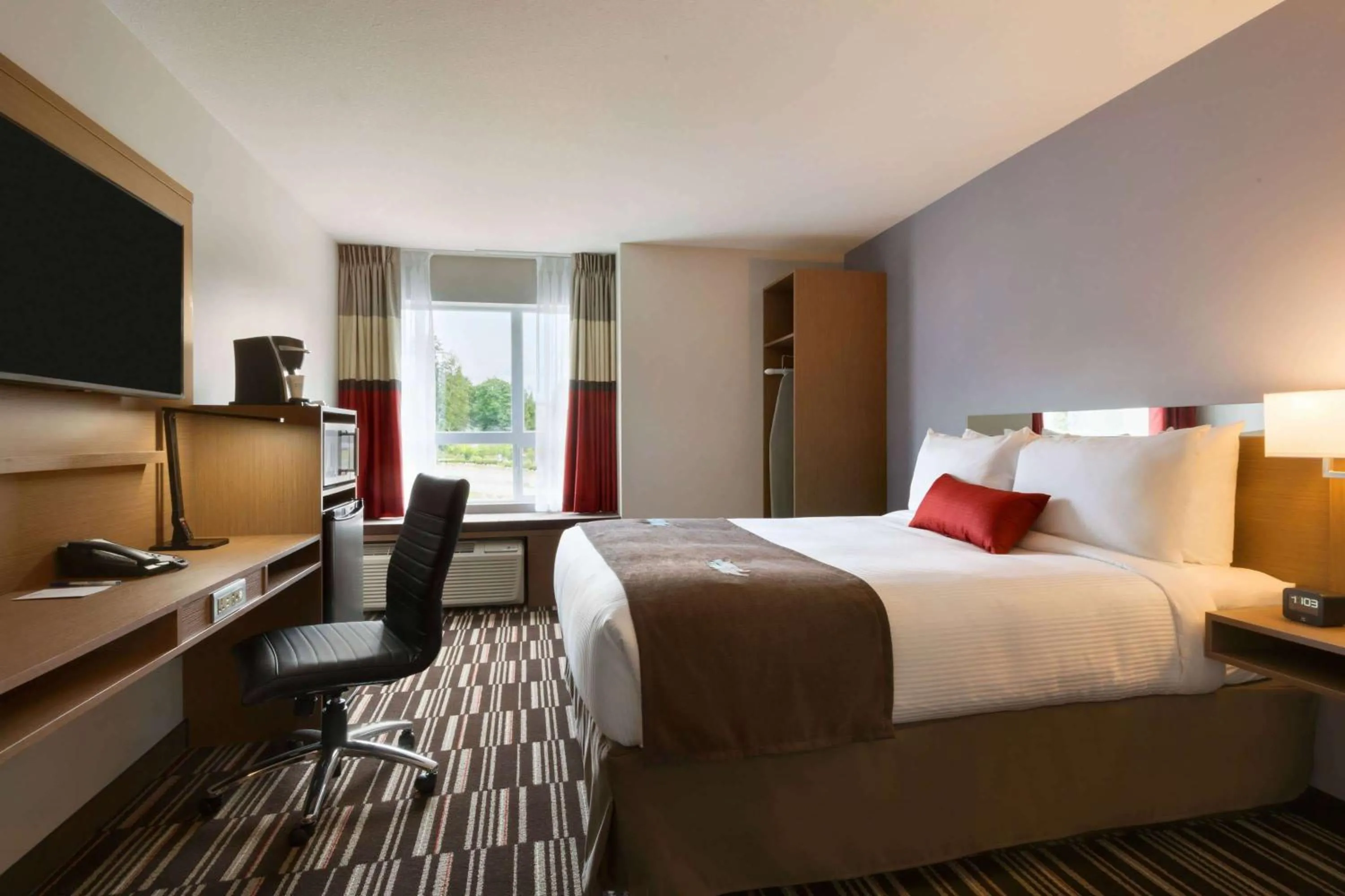 Bed in Microtel Inn & Suites by Wyndham Oyster Bay Ladysmith