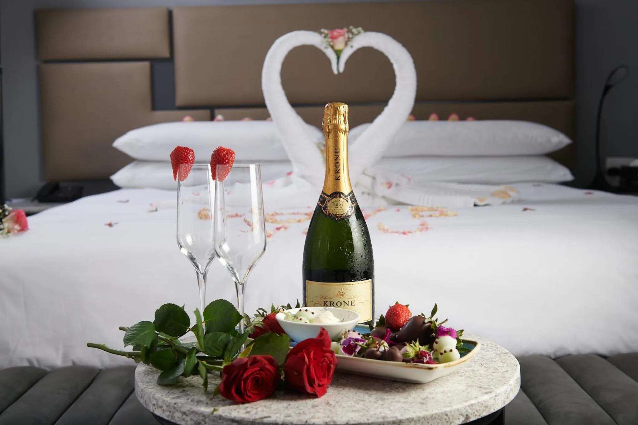 room service, Bed in The Capital on the Park