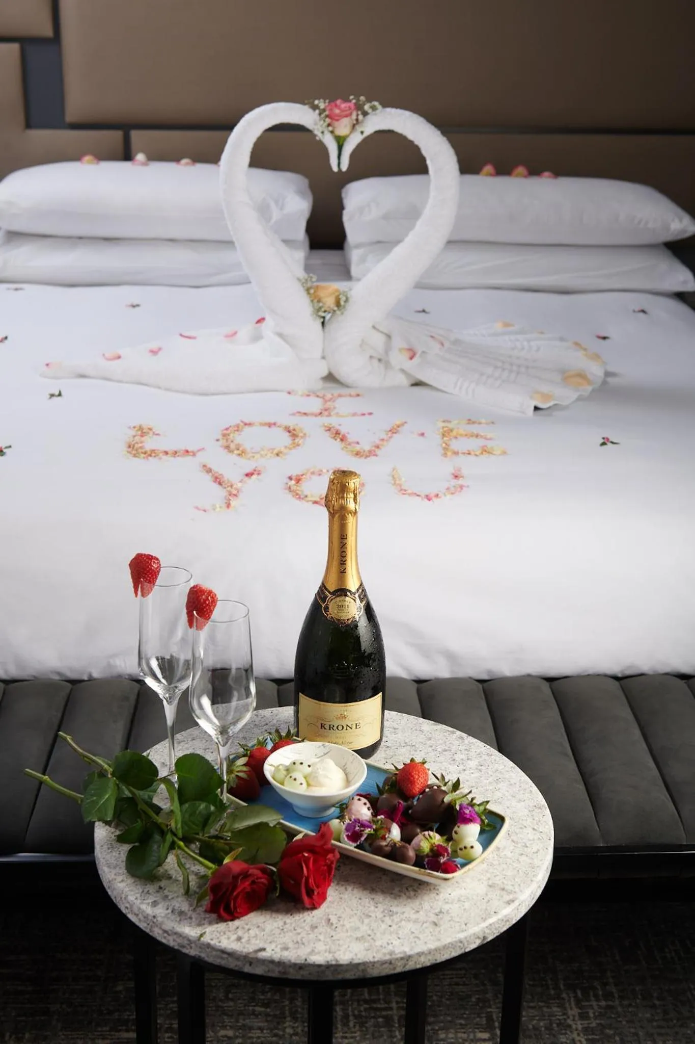 room service, Bed in The Capital on the Park