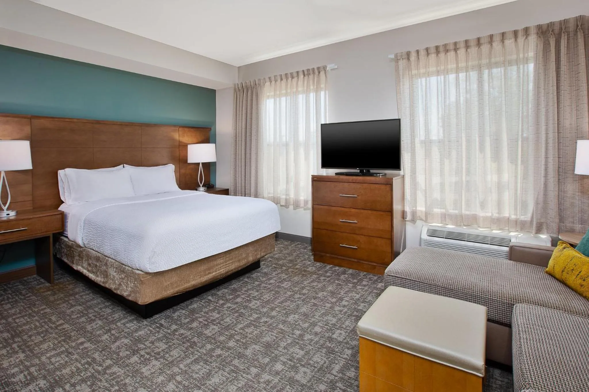 Photo of the whole room, Bed in Staybridge Suites Auburn Hills by IHG