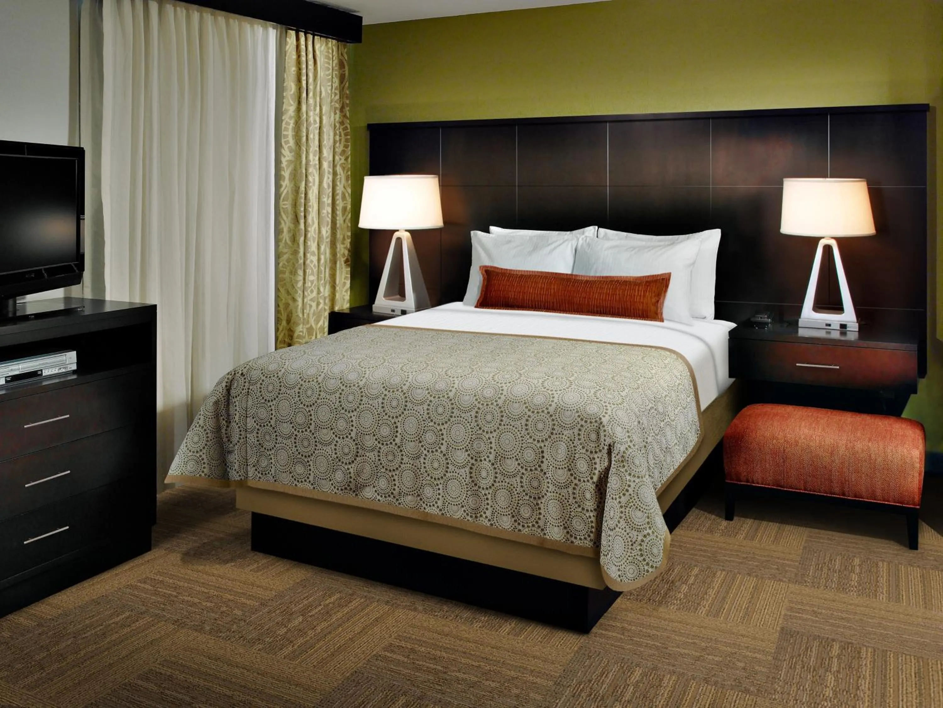Photo of the whole room, Bed in Staybridge Suites Auburn Hills by IHG