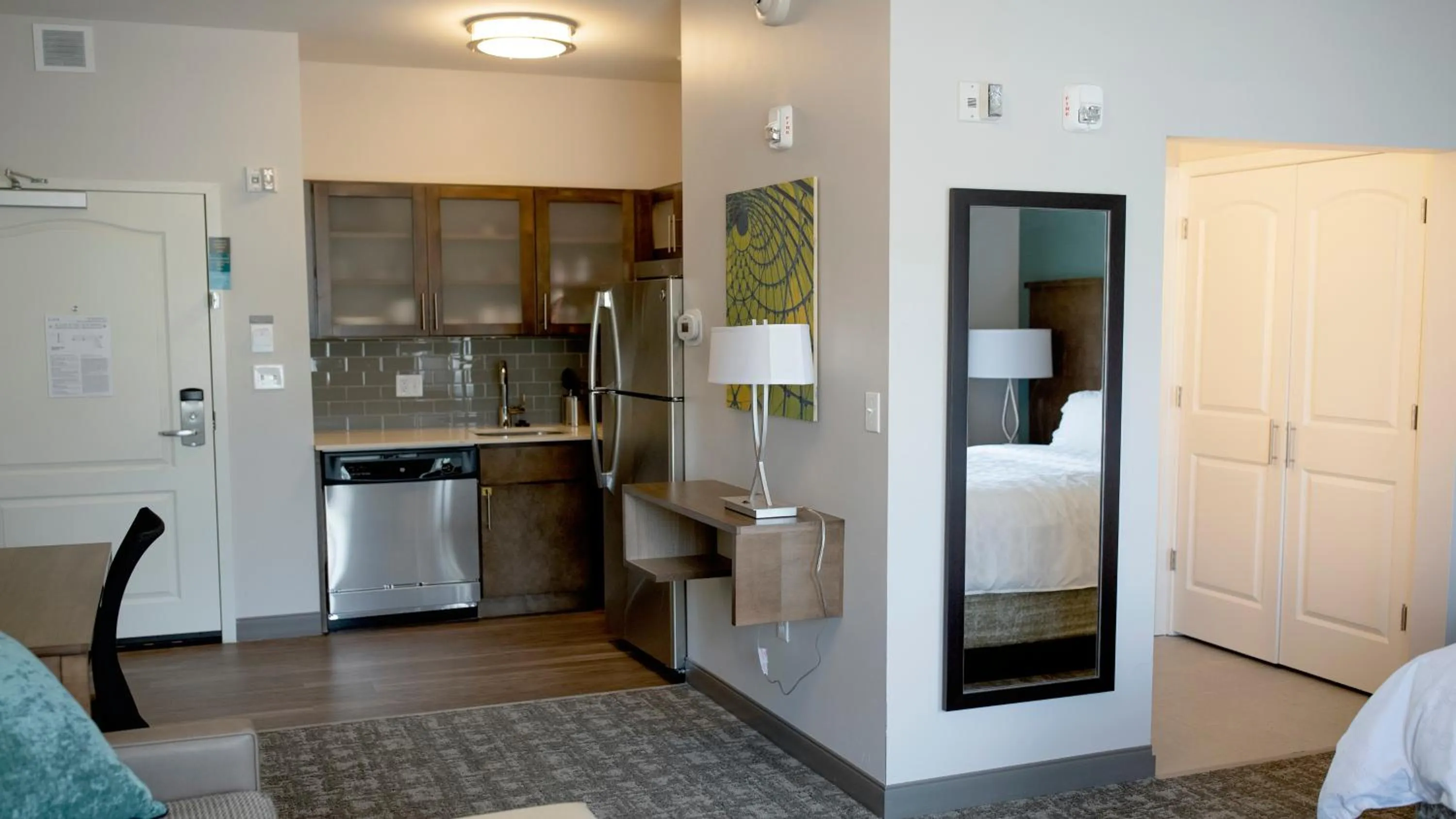 Kitchen or kitchenette, Bed in Staybridge Suites Auburn Hills by IHG