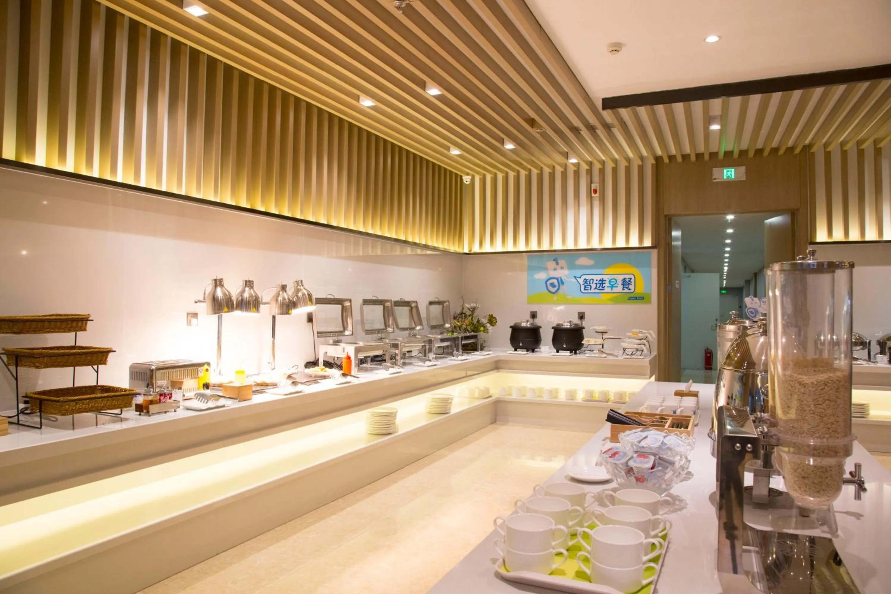 Restaurant/places to eat in Holiday Inn Express Anshan Downtown by IHG
