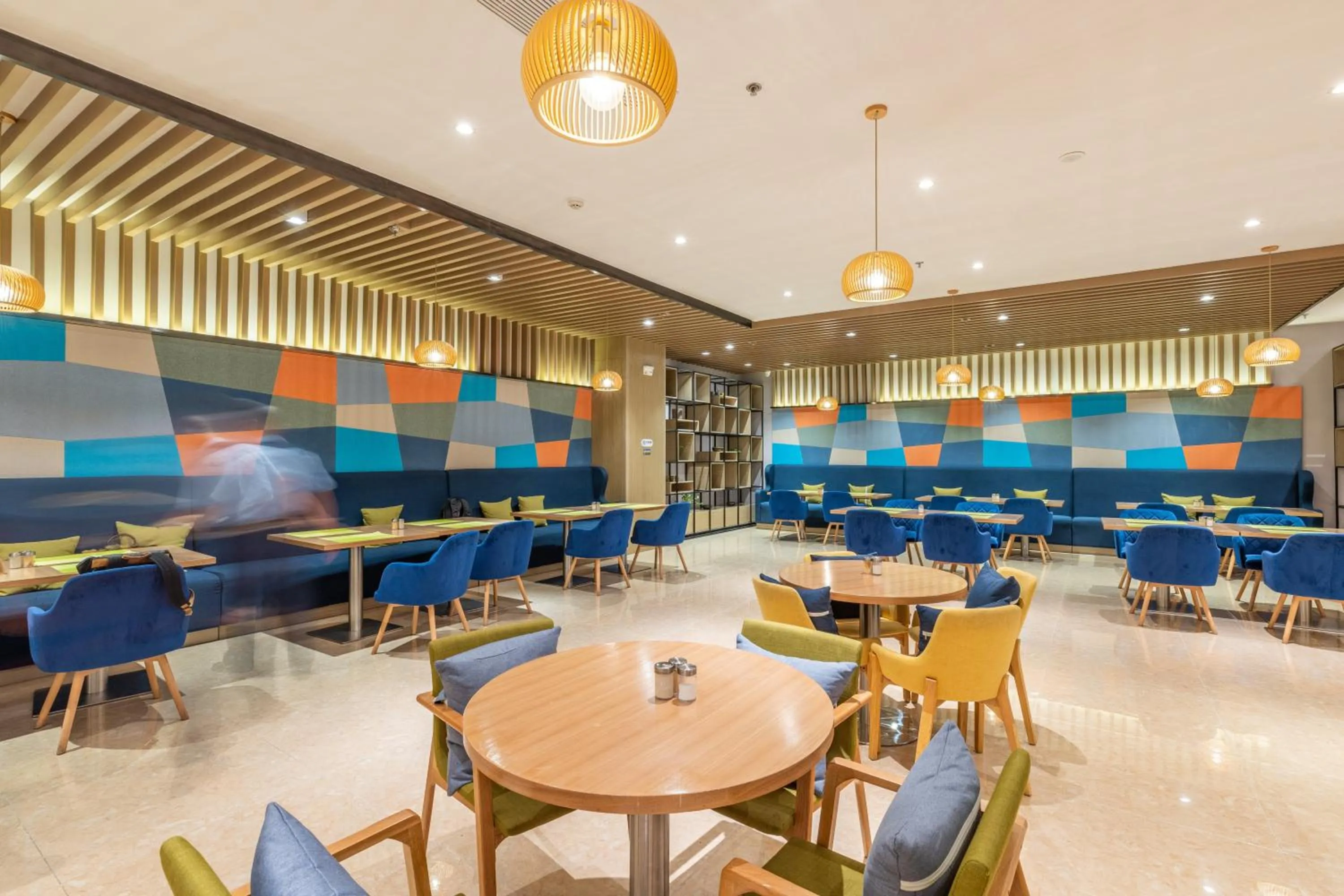 Restaurant/places to eat in Holiday Inn Express Anshan Downtown by IHG