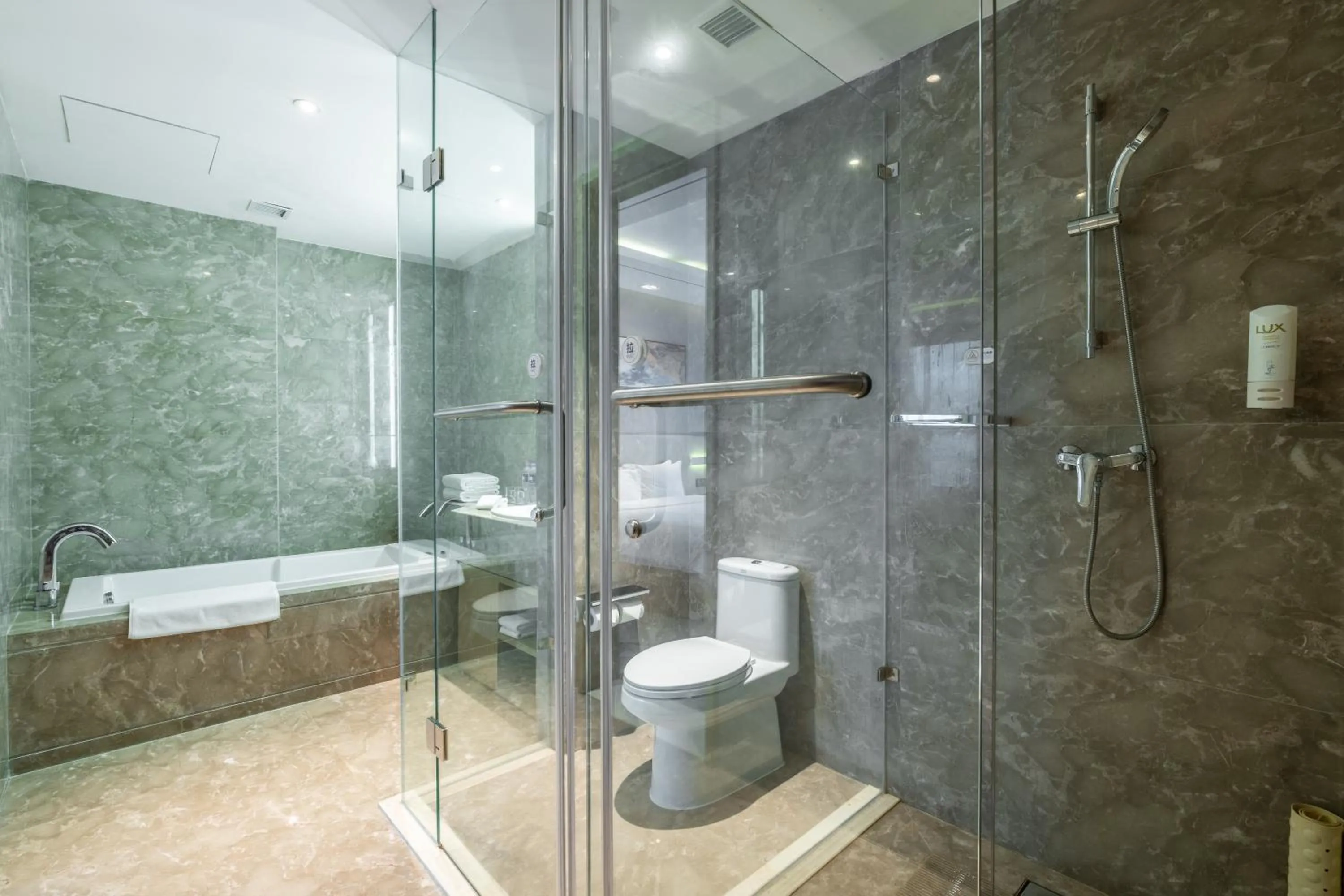 Photo of the whole room in Holiday Inn Express Anshan Downtown by IHG