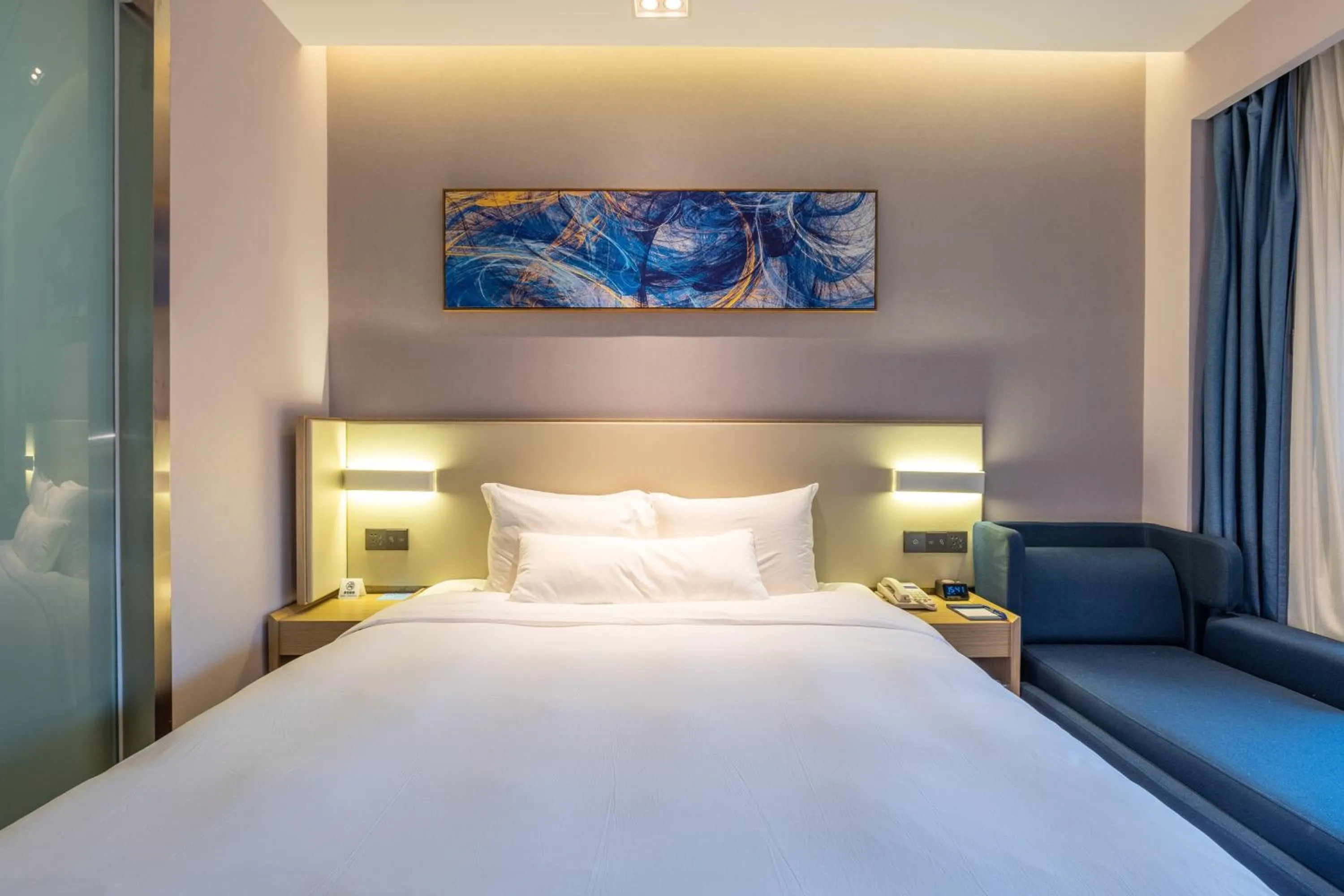 Photo of the whole room, Bed in Holiday Inn Express Anshan Downtown by IHG