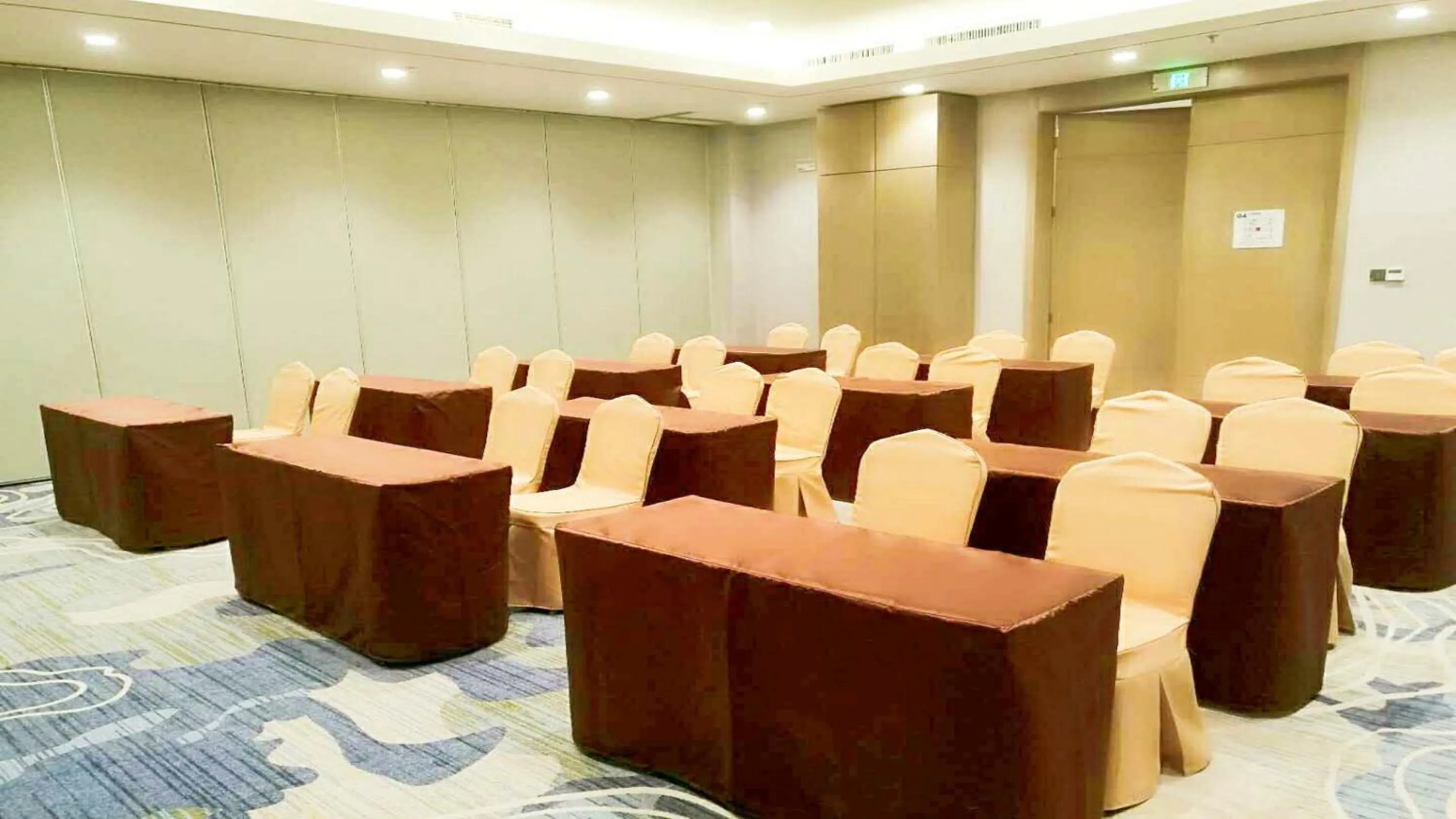 Meeting/conference room in Holiday Inn Express Anshan Downtown by IHG