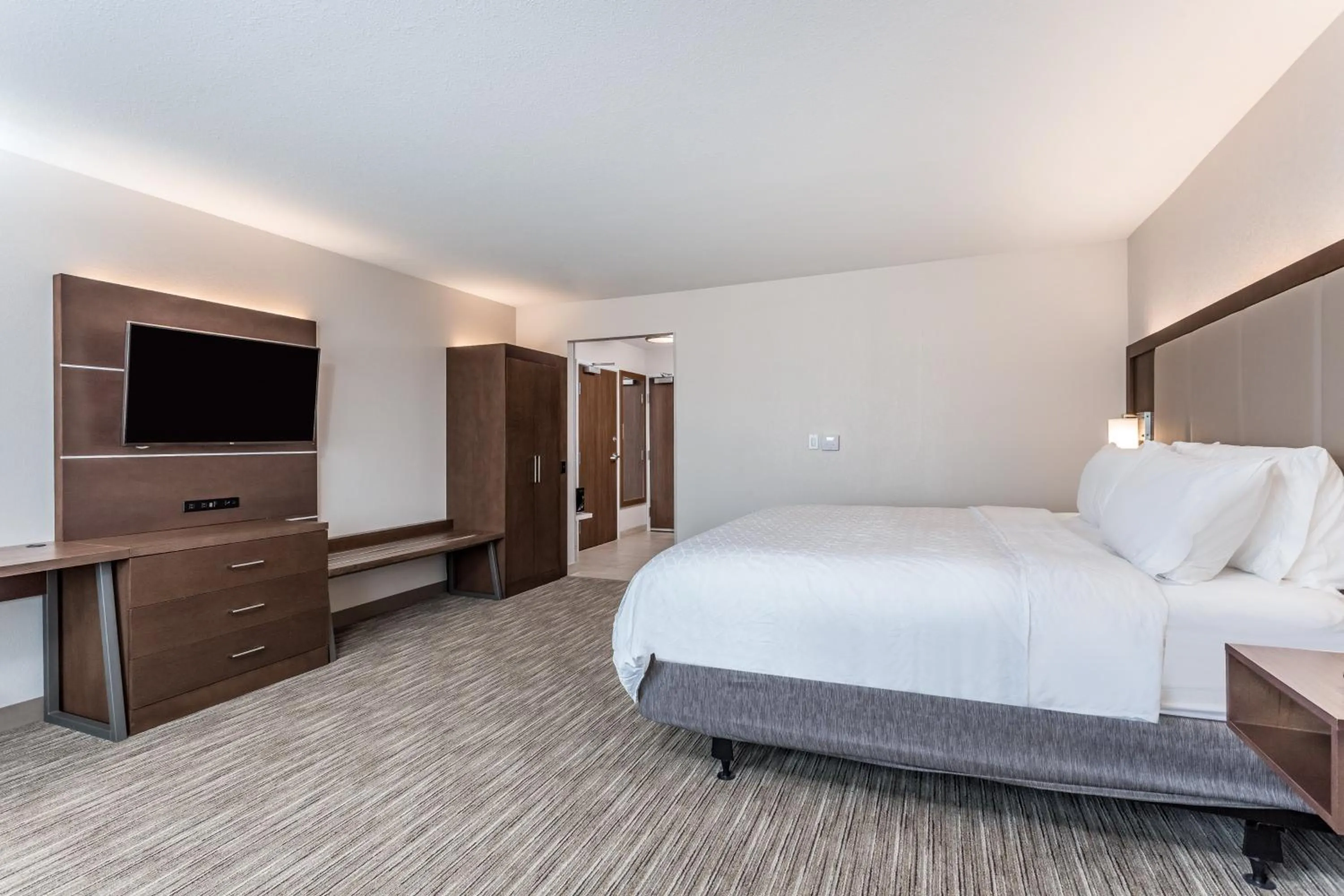 Photo of the whole room, Bed in Holiday Inn Express & Suites Hammond by IHG