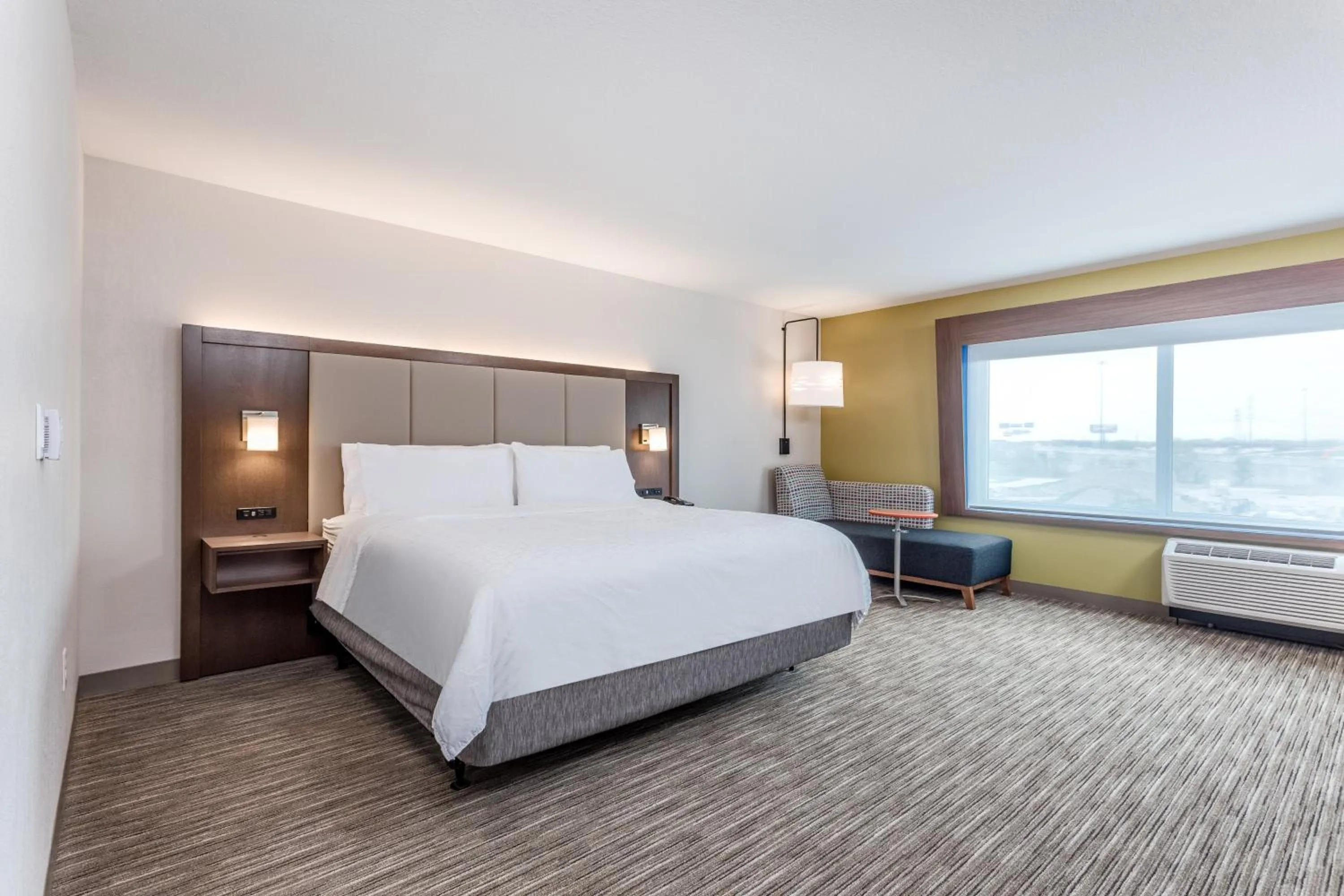 Photo of the whole room, Bed in Holiday Inn Express & Suites Hammond by IHG