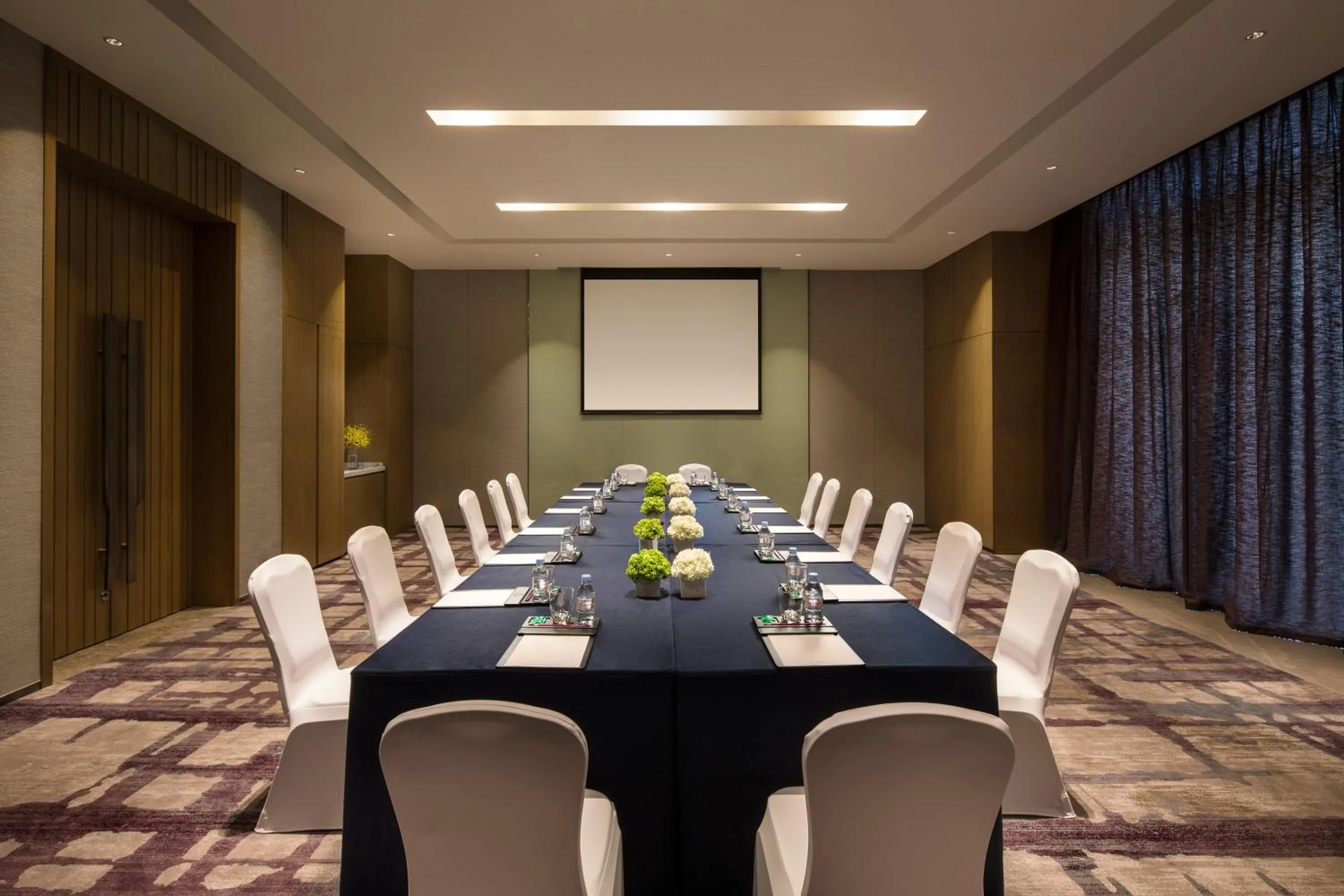 Meeting/conference room in Crowne Plaza QingdaoOriental Movie Metropolis by IHG