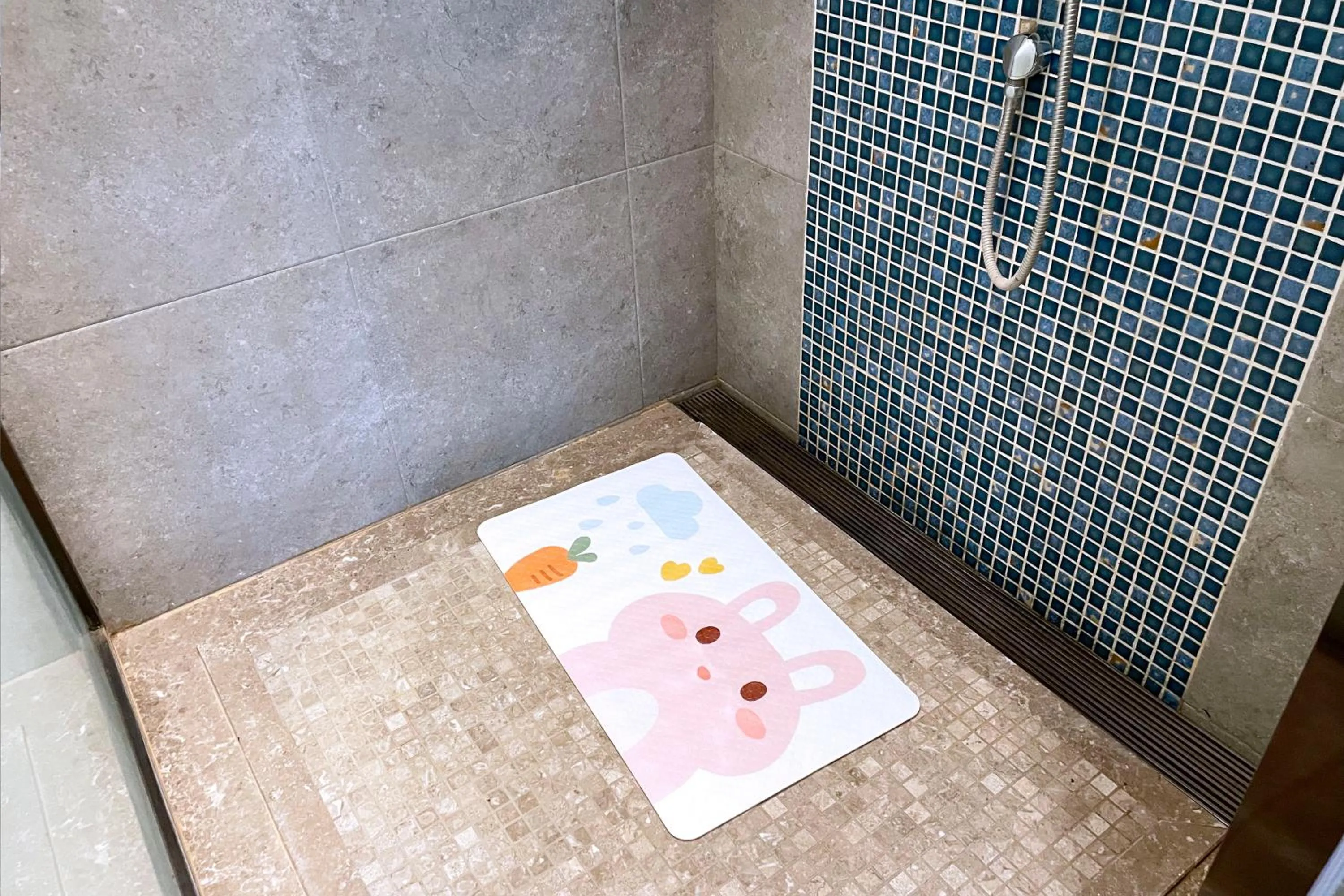 Bathroom in Crowne Plaza QingdaoOriental Movie Metropolis by IHG