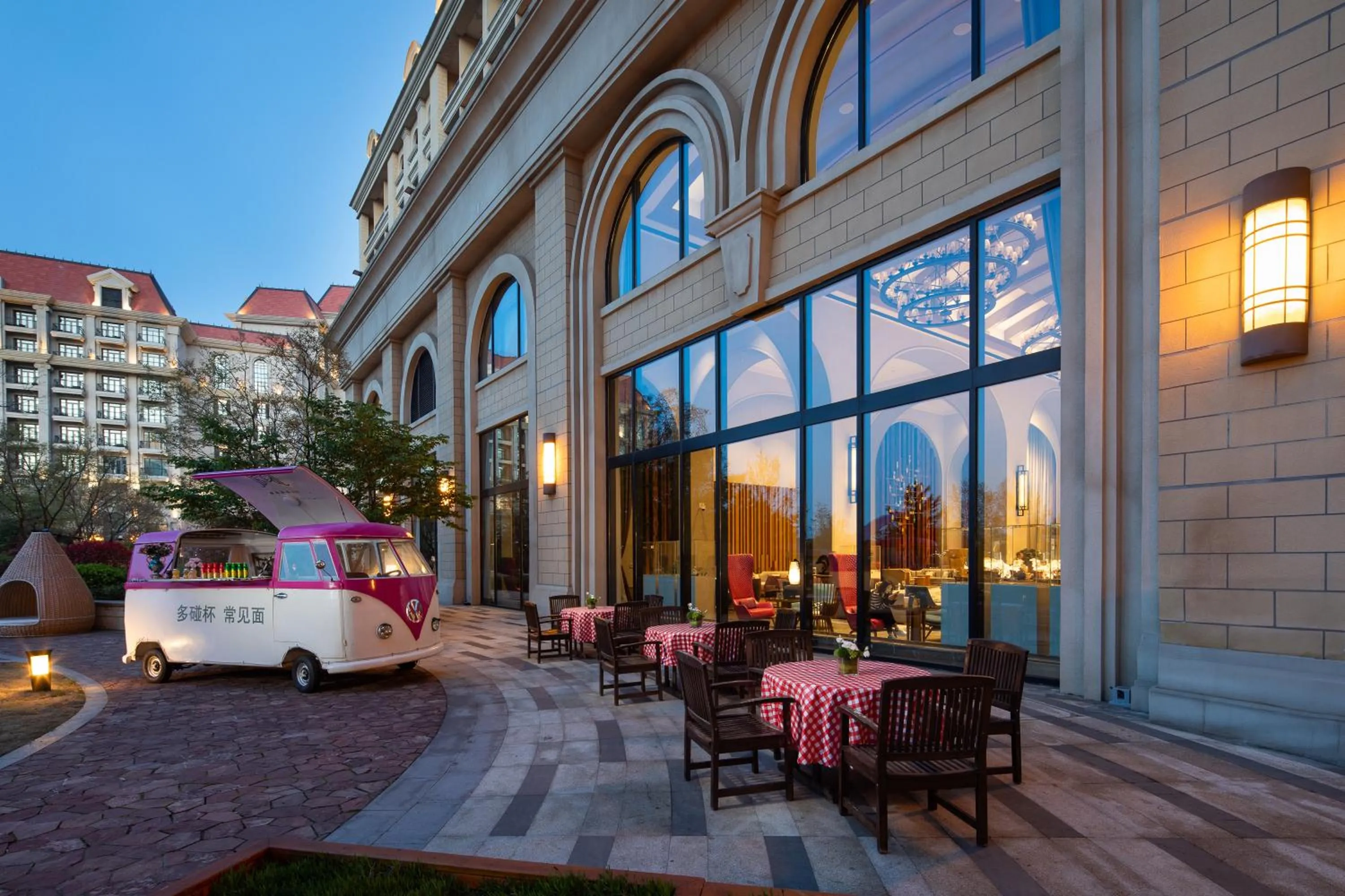 Restaurant/places to eat in Crowne Plaza QingdaoOriental Movie Metropolis by IHG