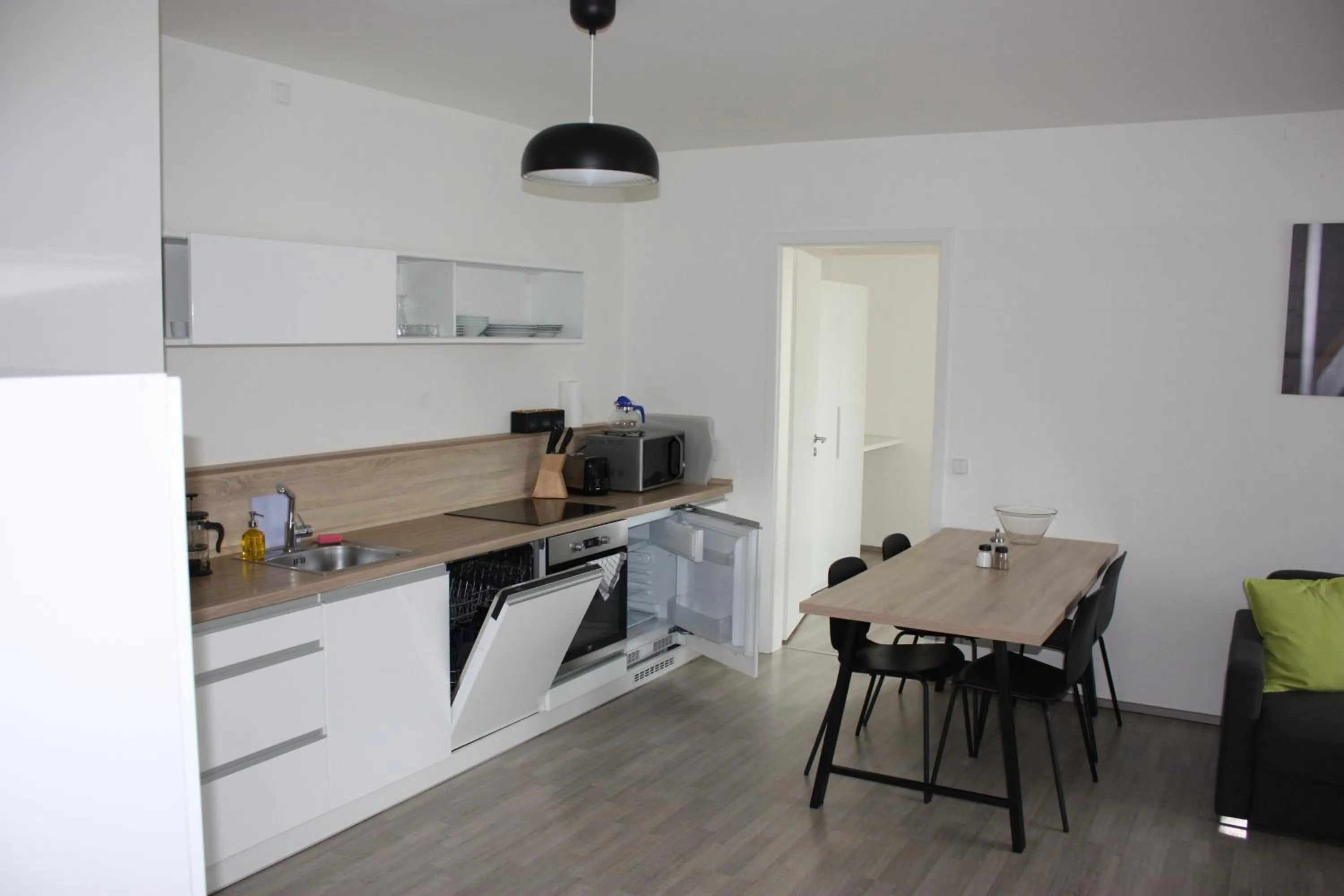 Kitchen or kitchenette in Lakepark Residence