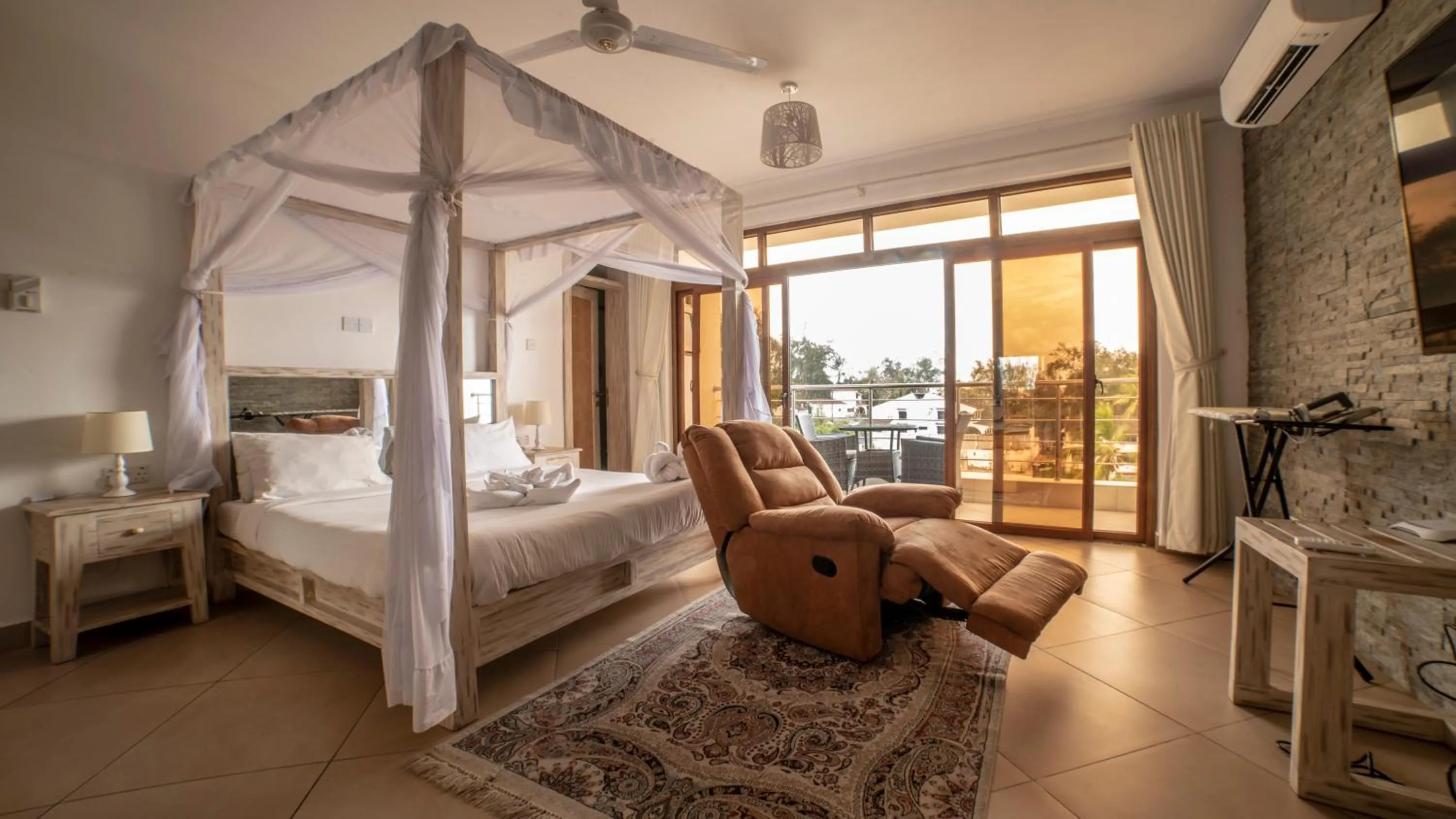 Living room, Bed in Jumeirah Beachfront