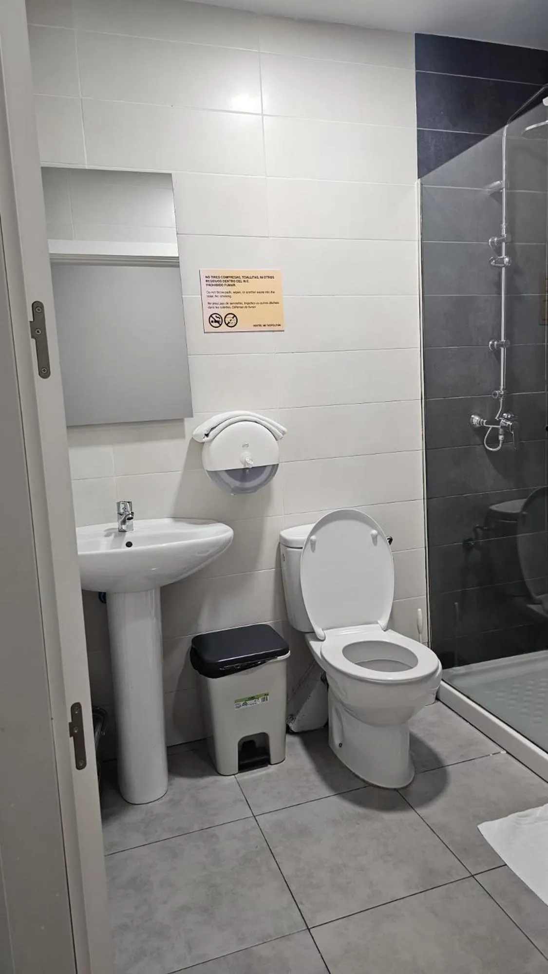 Bathroom in Bilbao Metropolitan Hostel by Bossh! Hotels