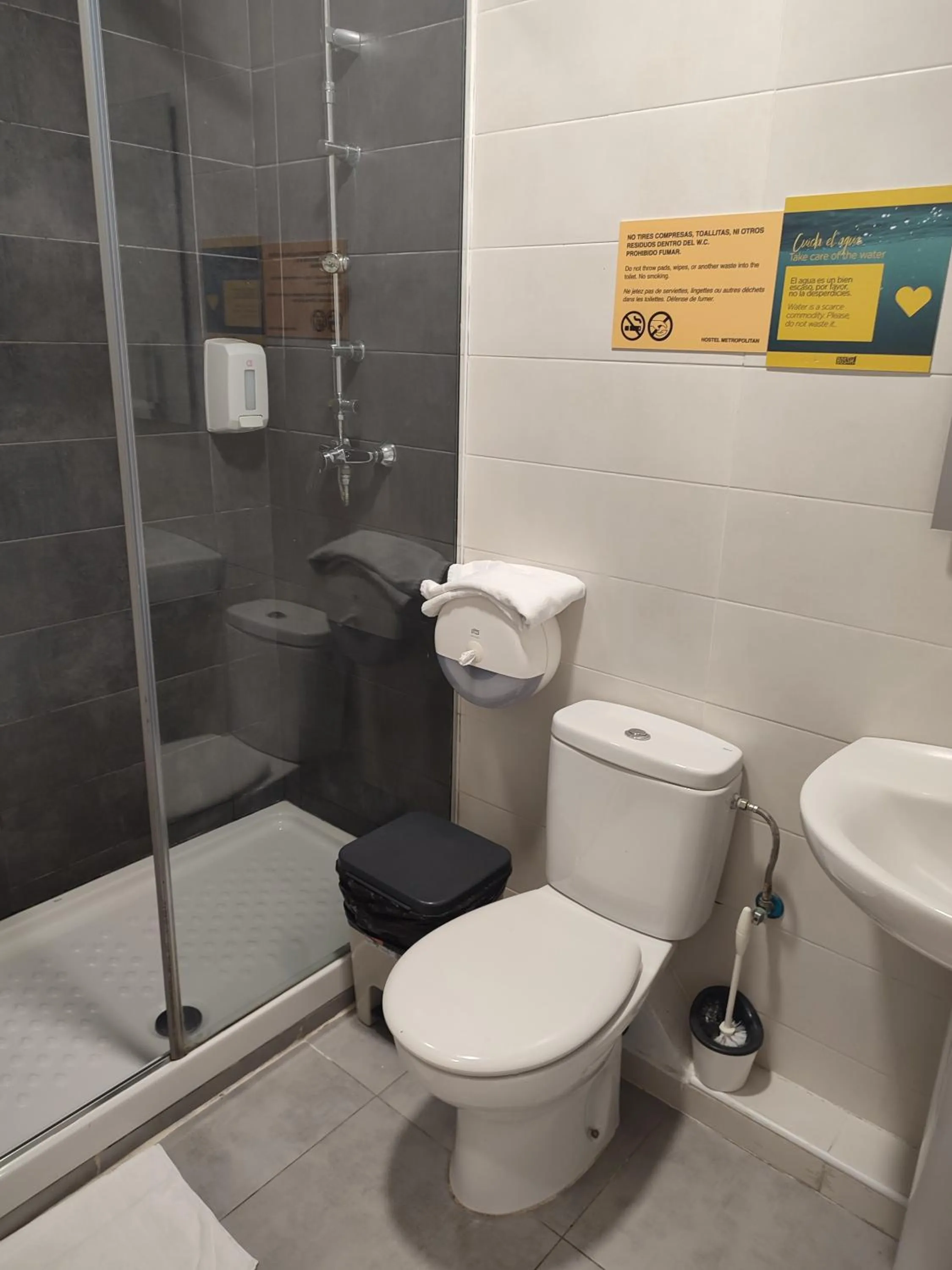 Bathroom in Bilbao Metropolitan Hostel by Bossh! Hotels