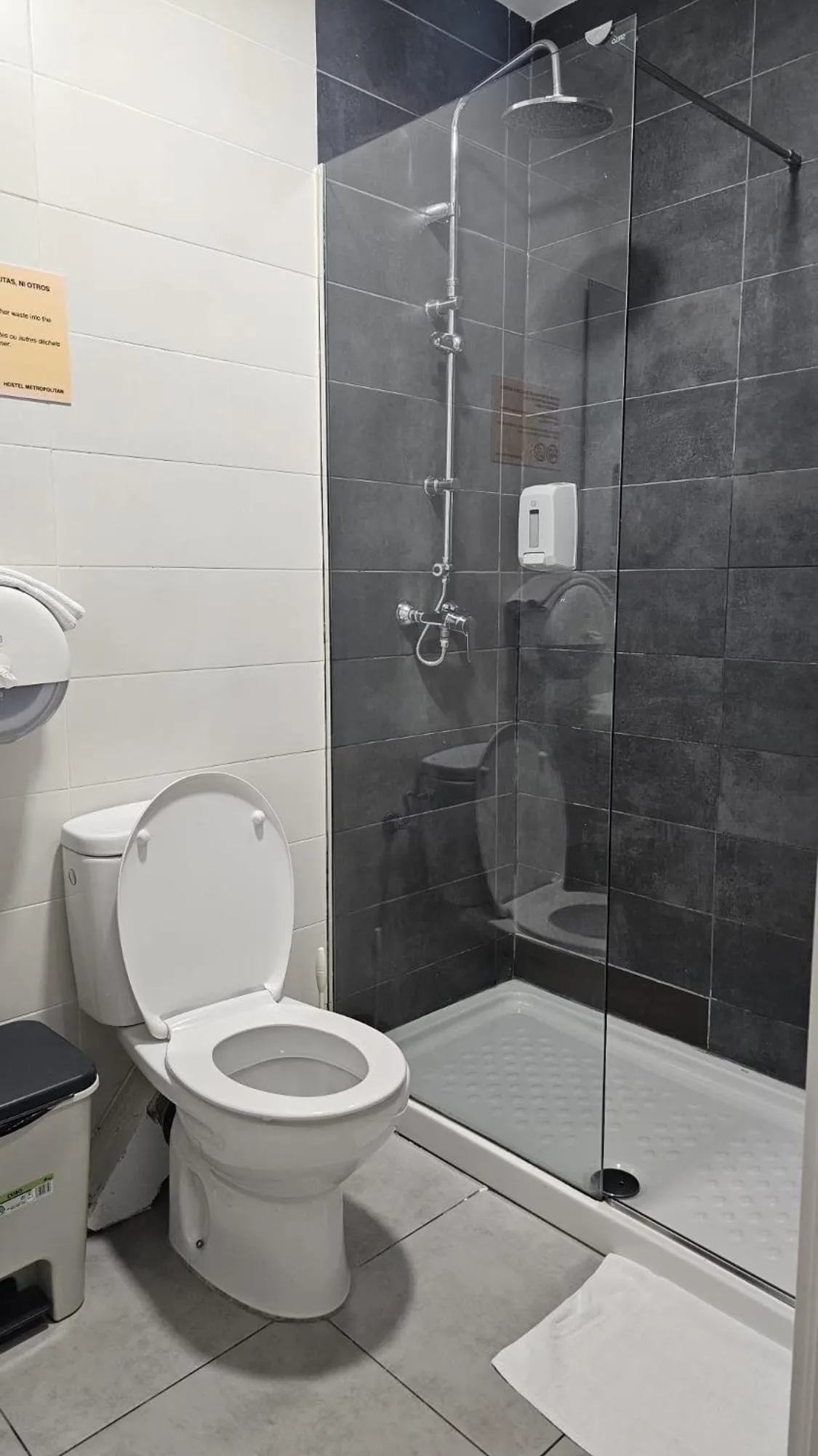 Bathroom in Bilbao Metropolitan Hostel by Bossh! Hotels