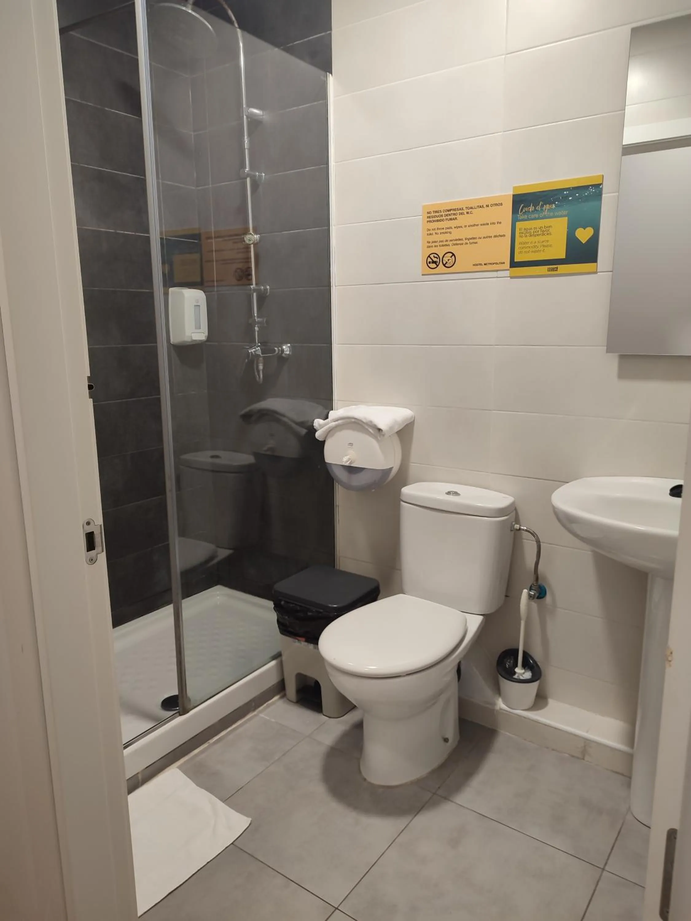 Bathroom in Bilbao Metropolitan Hostel by Bossh! Hotels