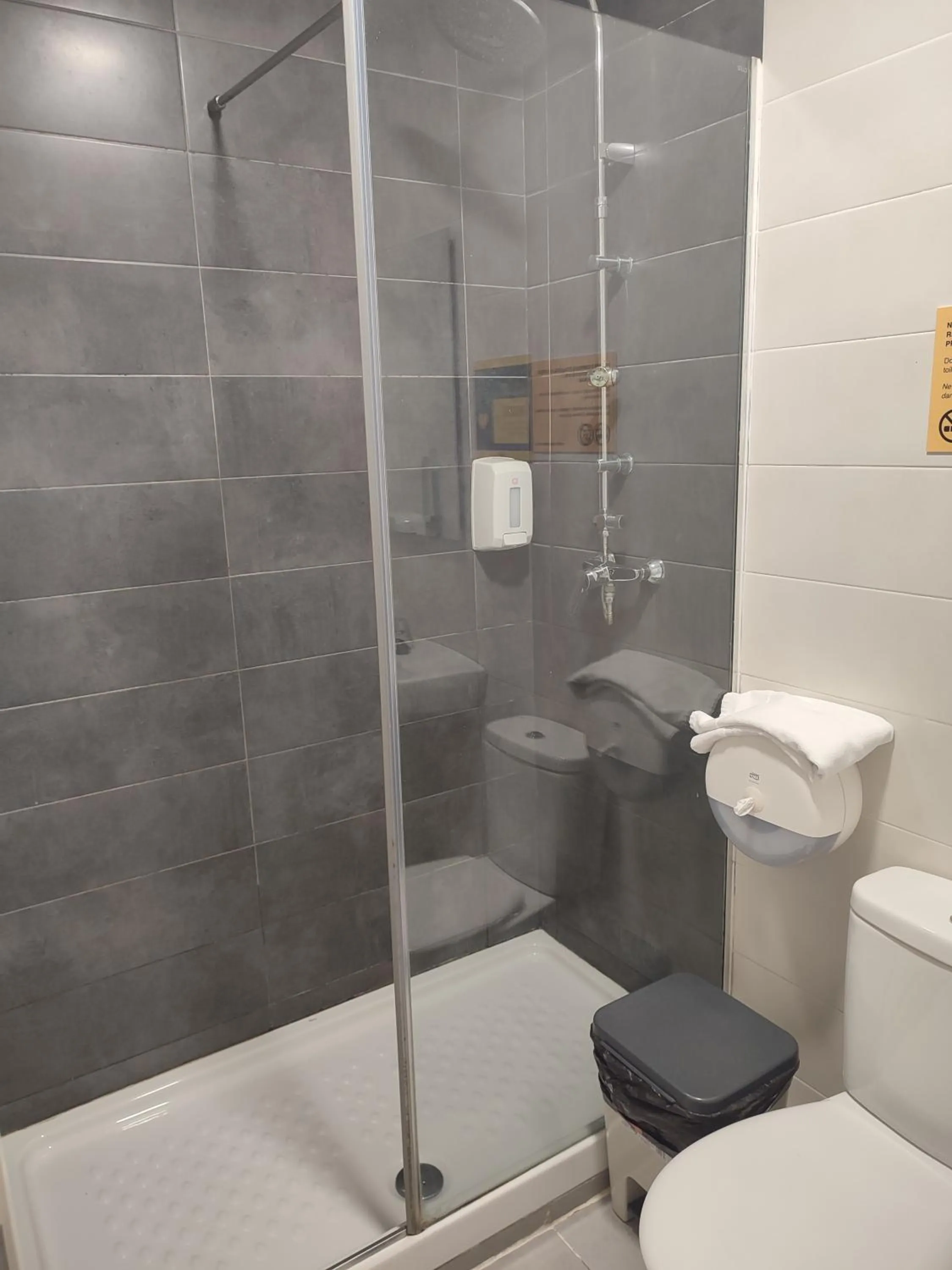 Shower in Bilbao Metropolitan Hostel by Bossh! Hotels