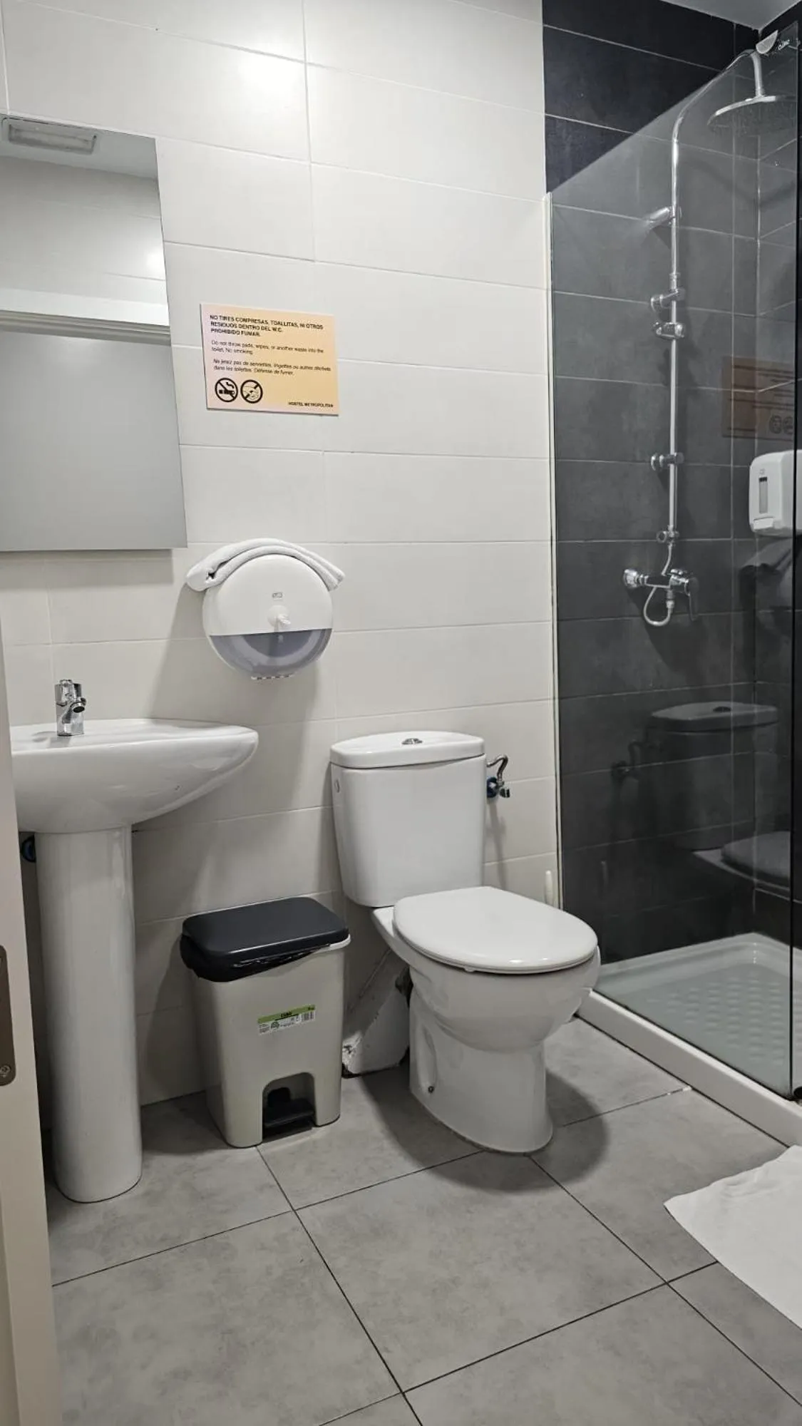 Bathroom in Bilbao Metropolitan Hostel by Bossh! Hotels