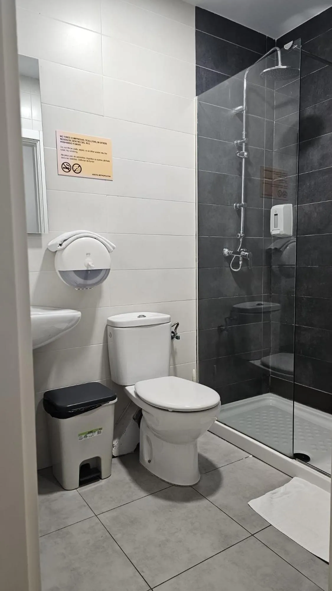 Shower in Bilbao Metropolitan Hostel by Bossh! Hotels