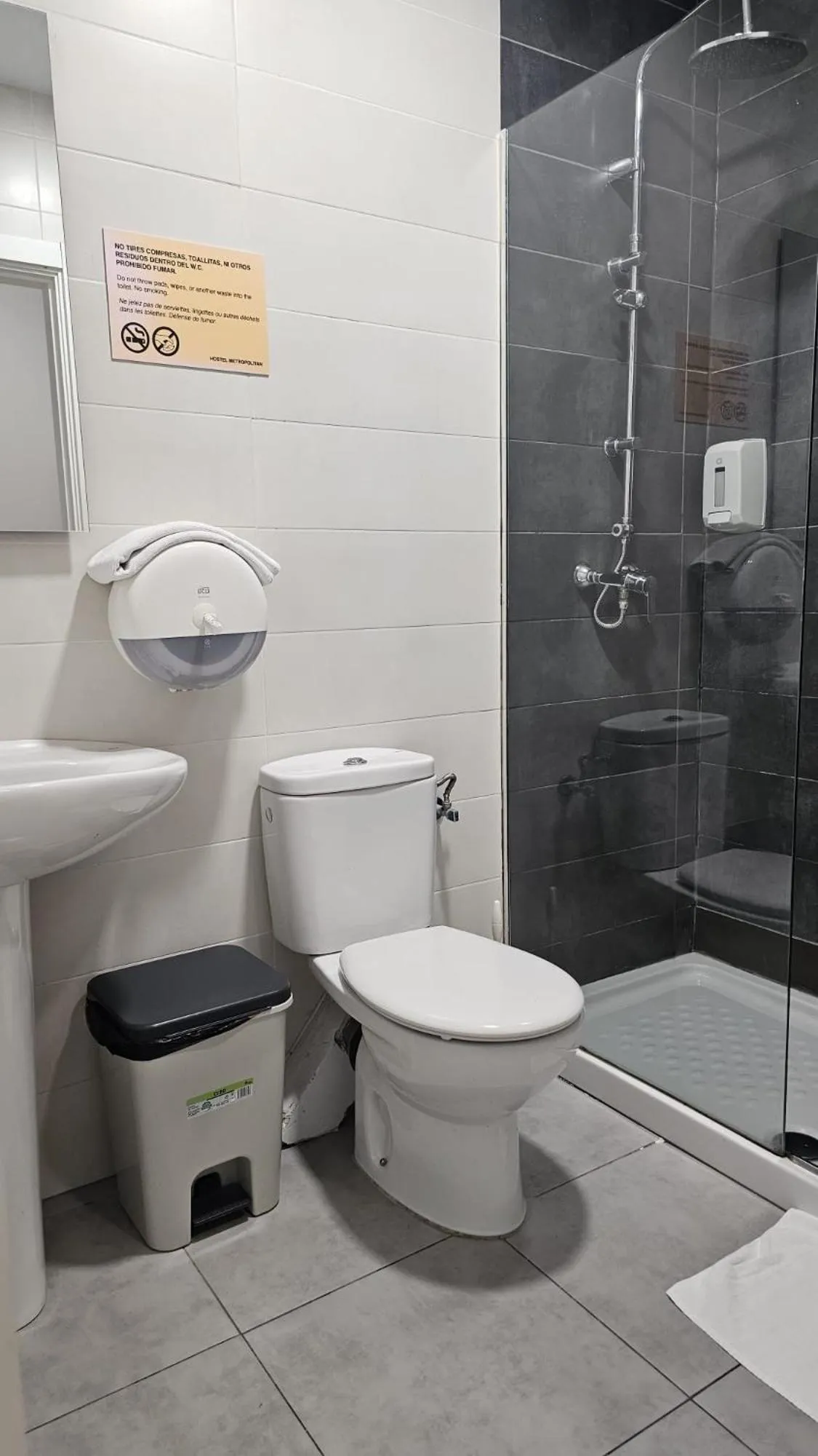 Bathroom in Bilbao Metropolitan Hostel by Bossh! Hotels