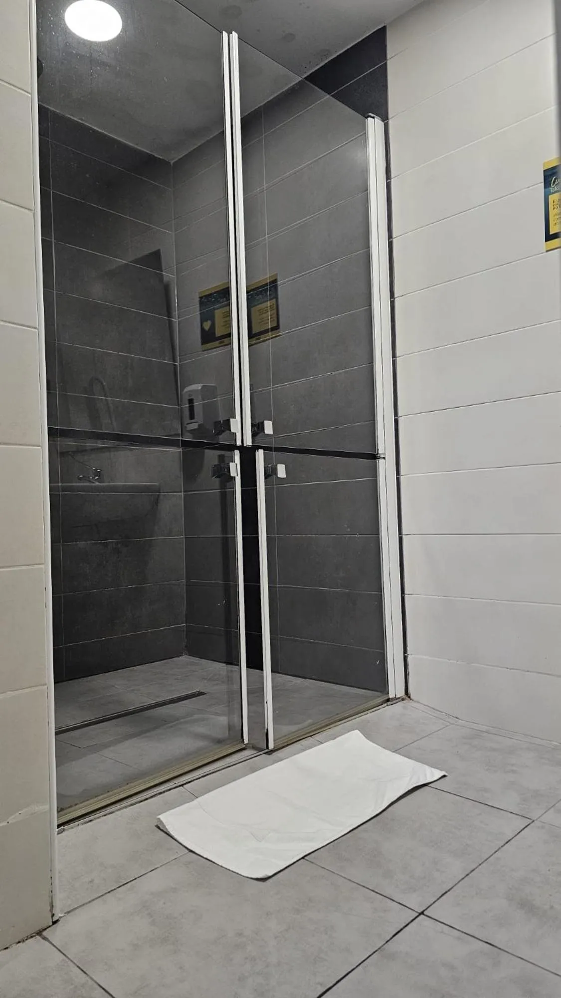 Shower in Bilbao Metropolitan Hostel by Bossh! Hotels