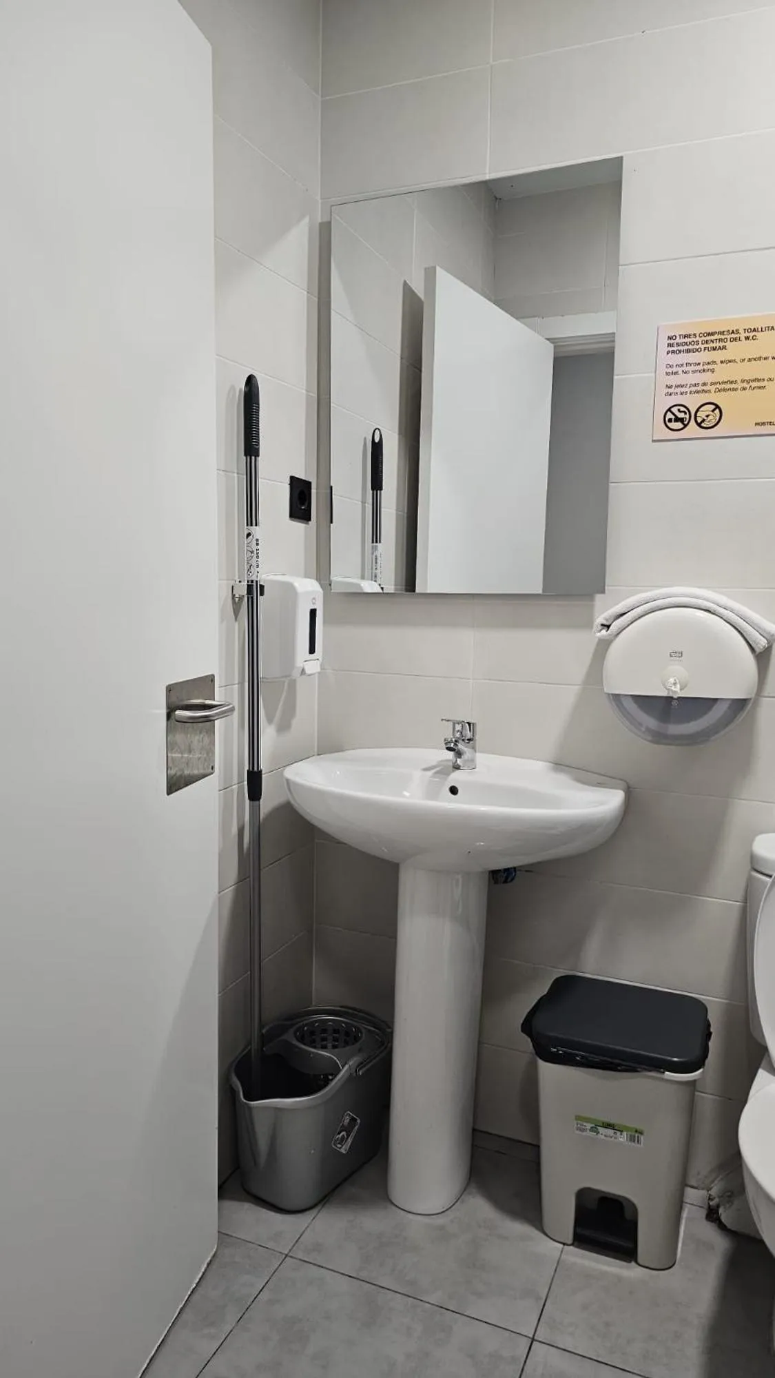 Bathroom in Bilbao Metropolitan Hostel by Bossh! Hotels