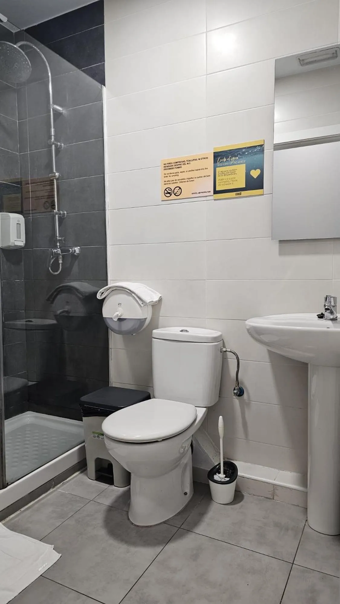 Bathroom in Bilbao Metropolitan Hostel by Bossh! Hotels