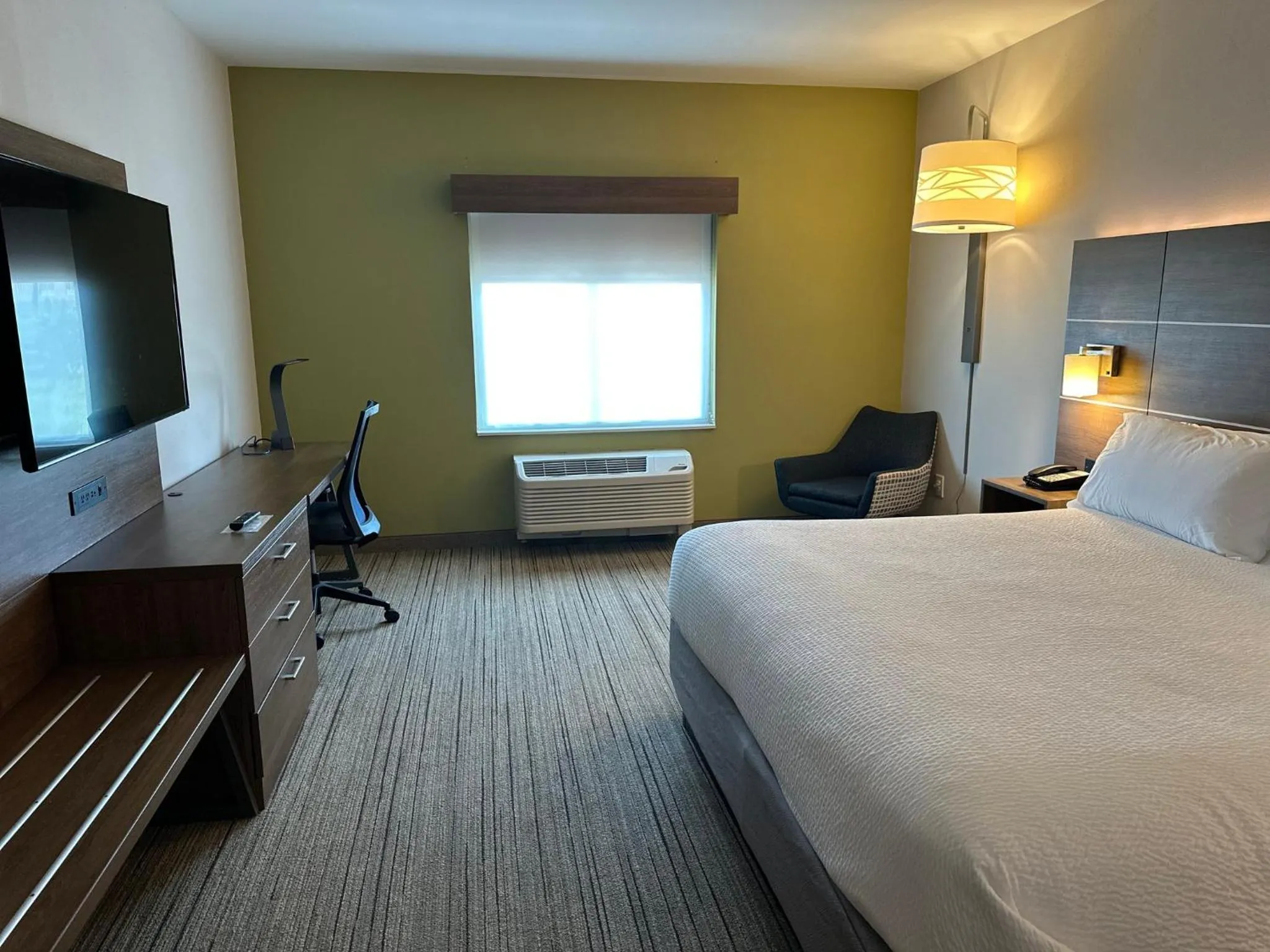 Photo of the whole room, Bed in Holiday Inn Express & Suites Macon North by IHG