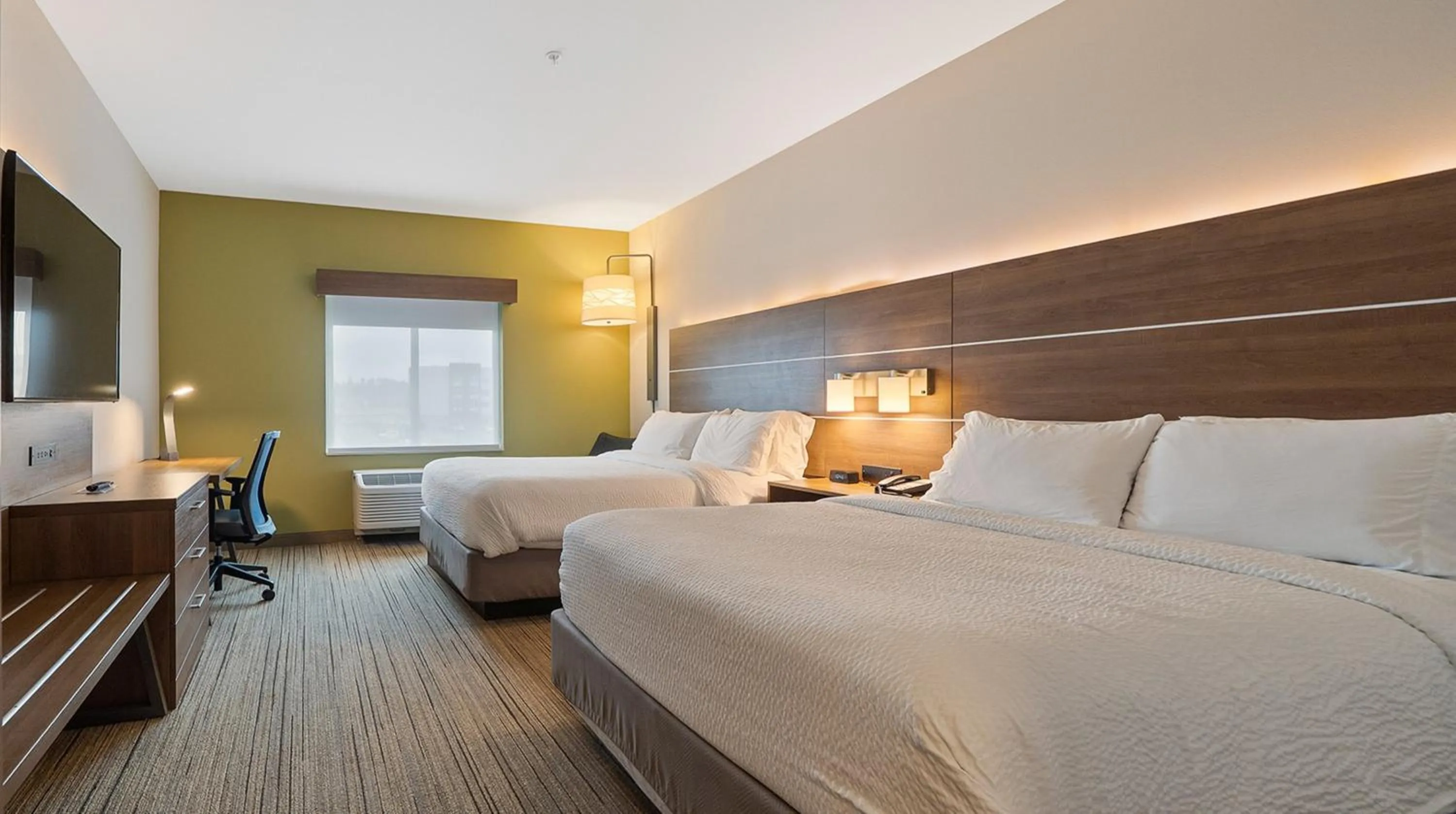 Photo of the whole room, Bed in Holiday Inn Express & Suites Macon North by IHG