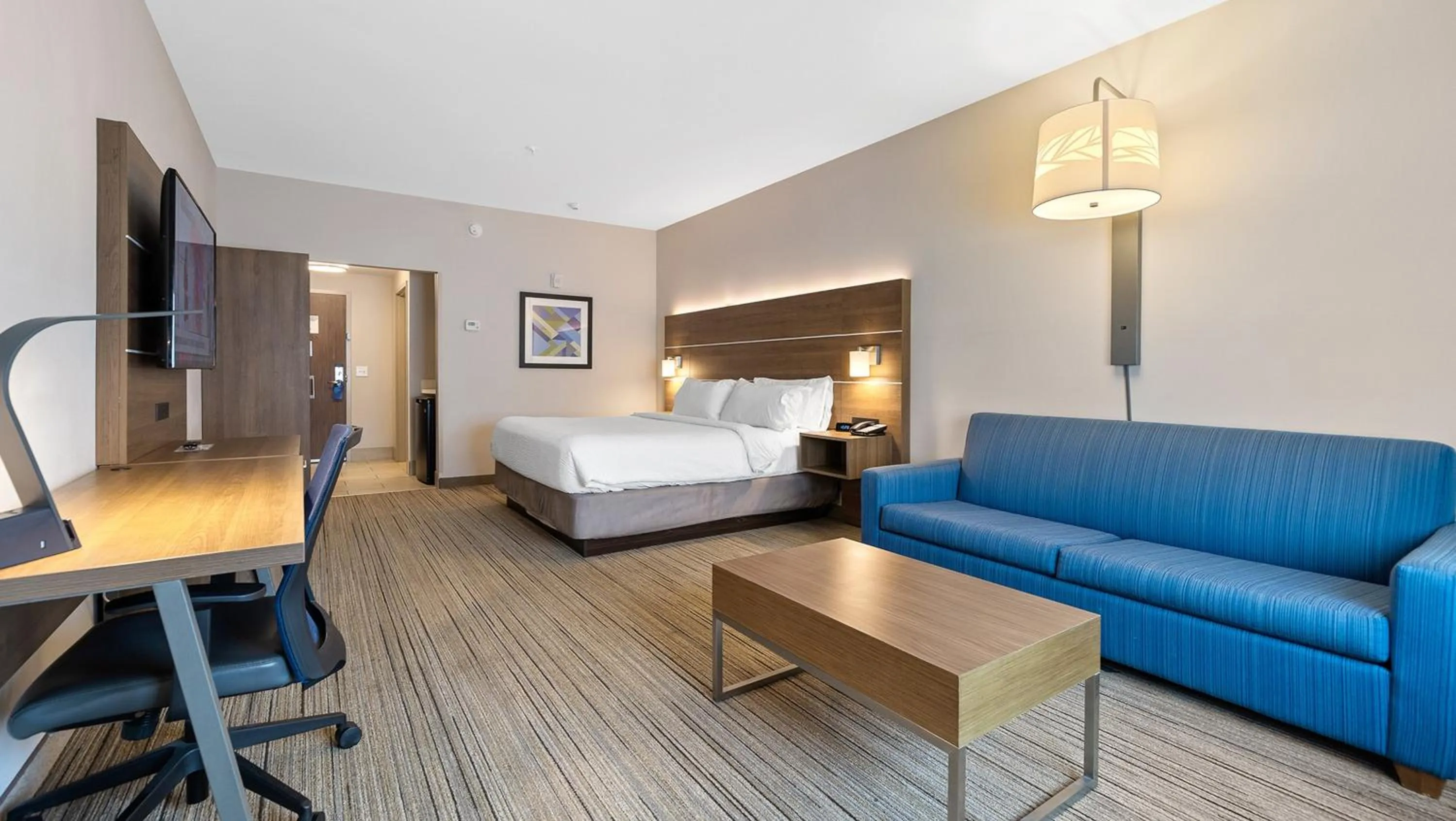 Photo of the whole room, Bed in Holiday Inn Express & Suites Macon North by IHG