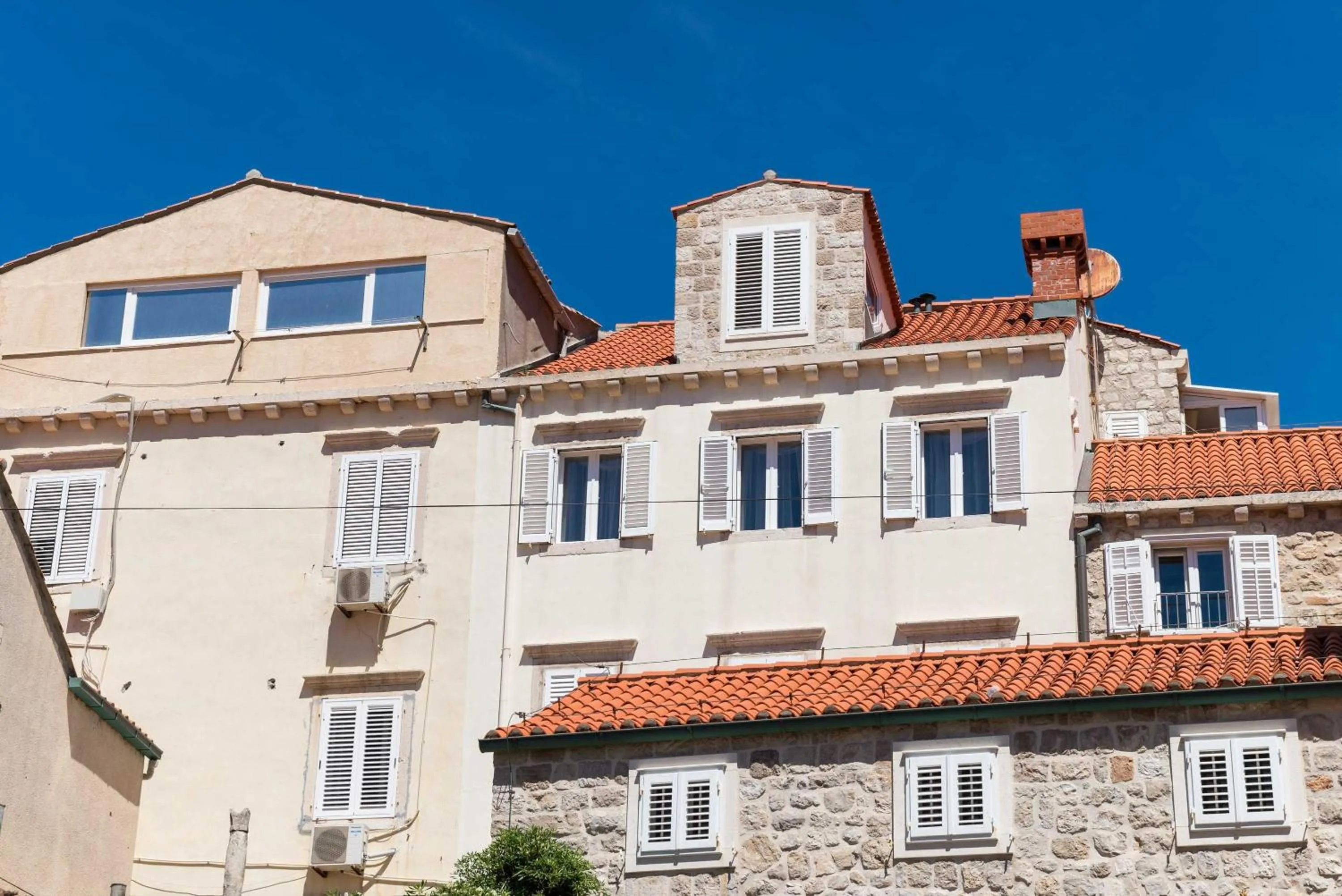 Property building in Eddie's Sea View Rooms Old Town