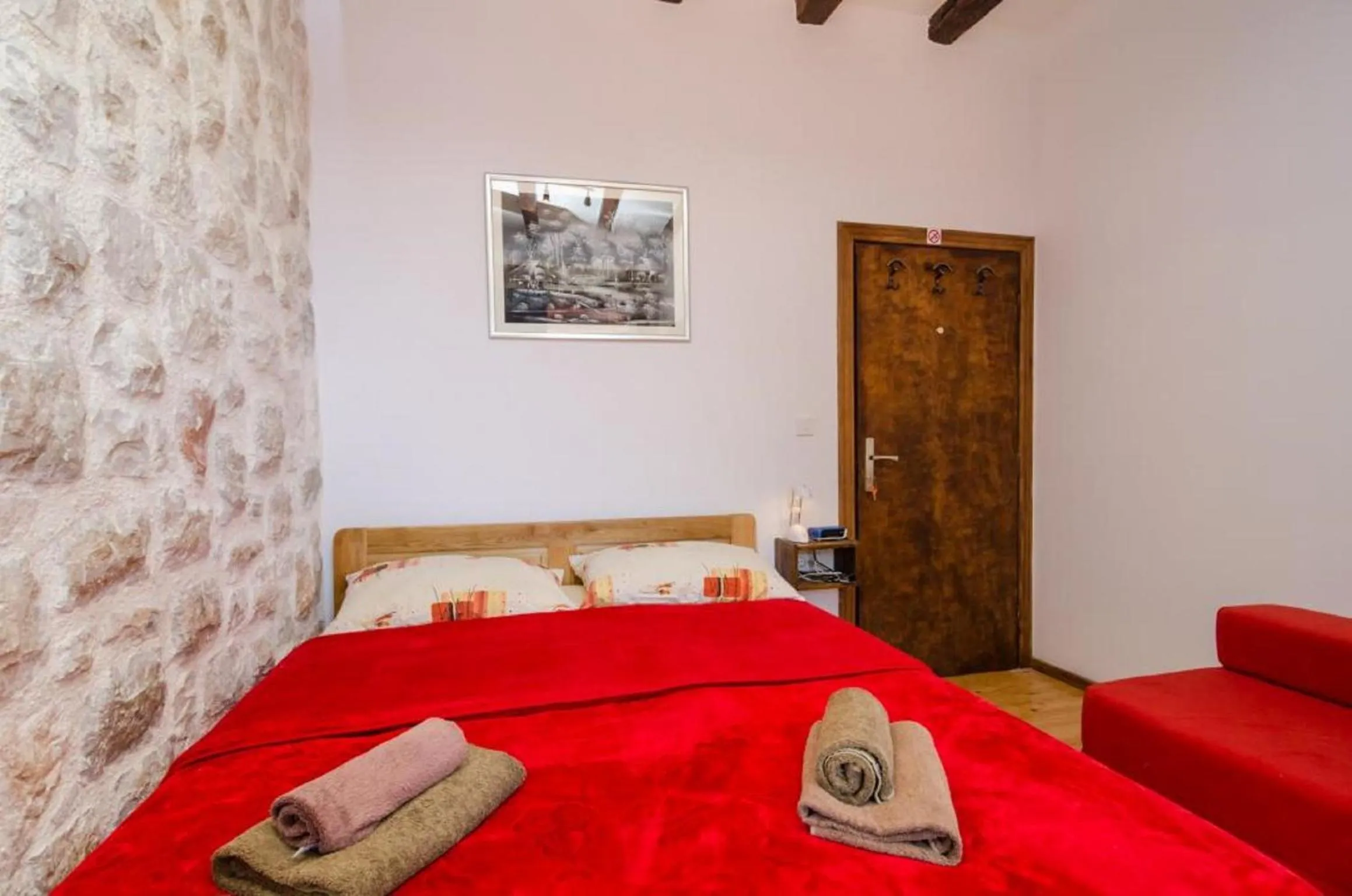 Bed in Eddie's Sea View Rooms Old Town