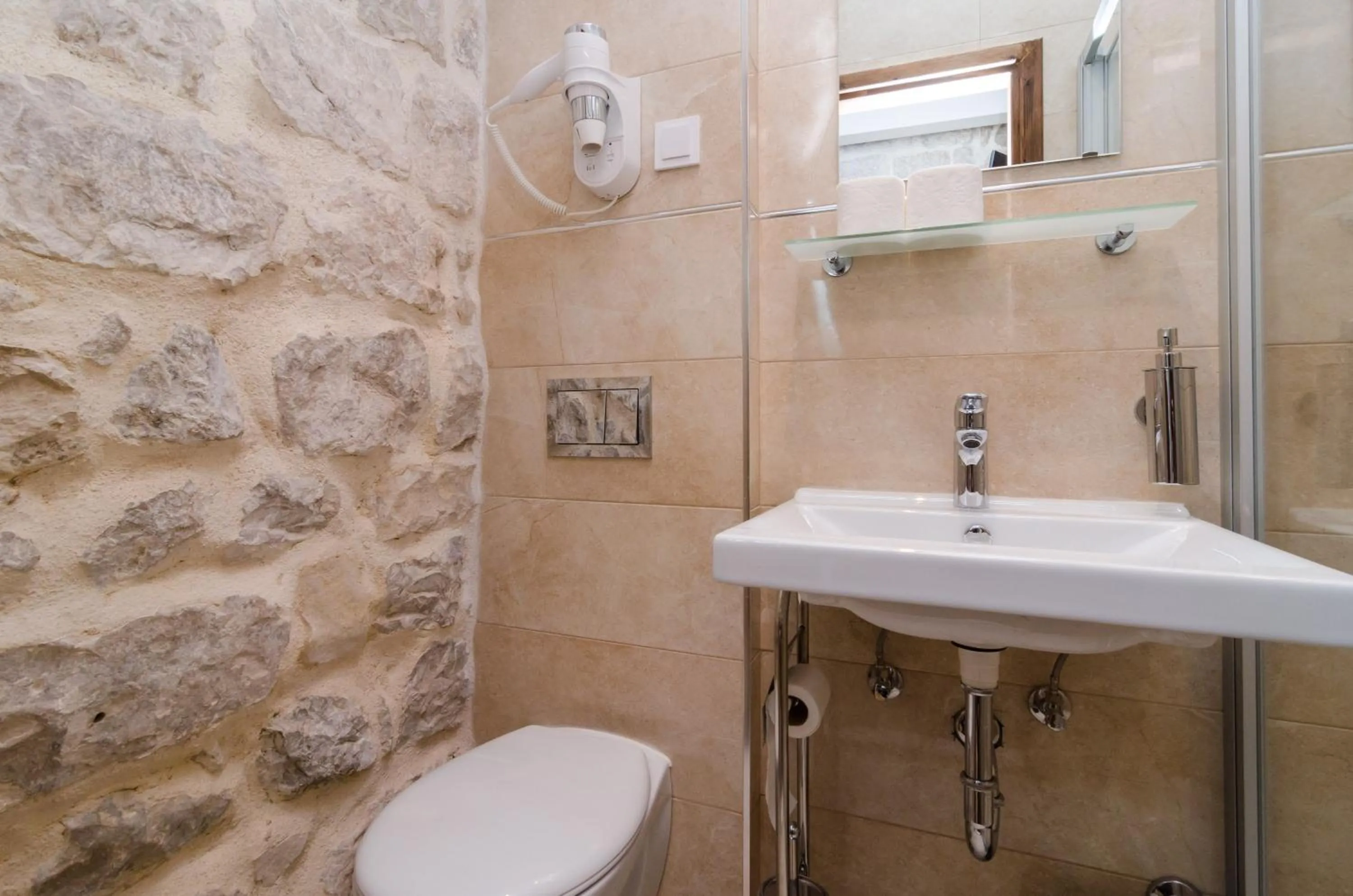 Bathroom in Eddie's Sea View Rooms Old Town