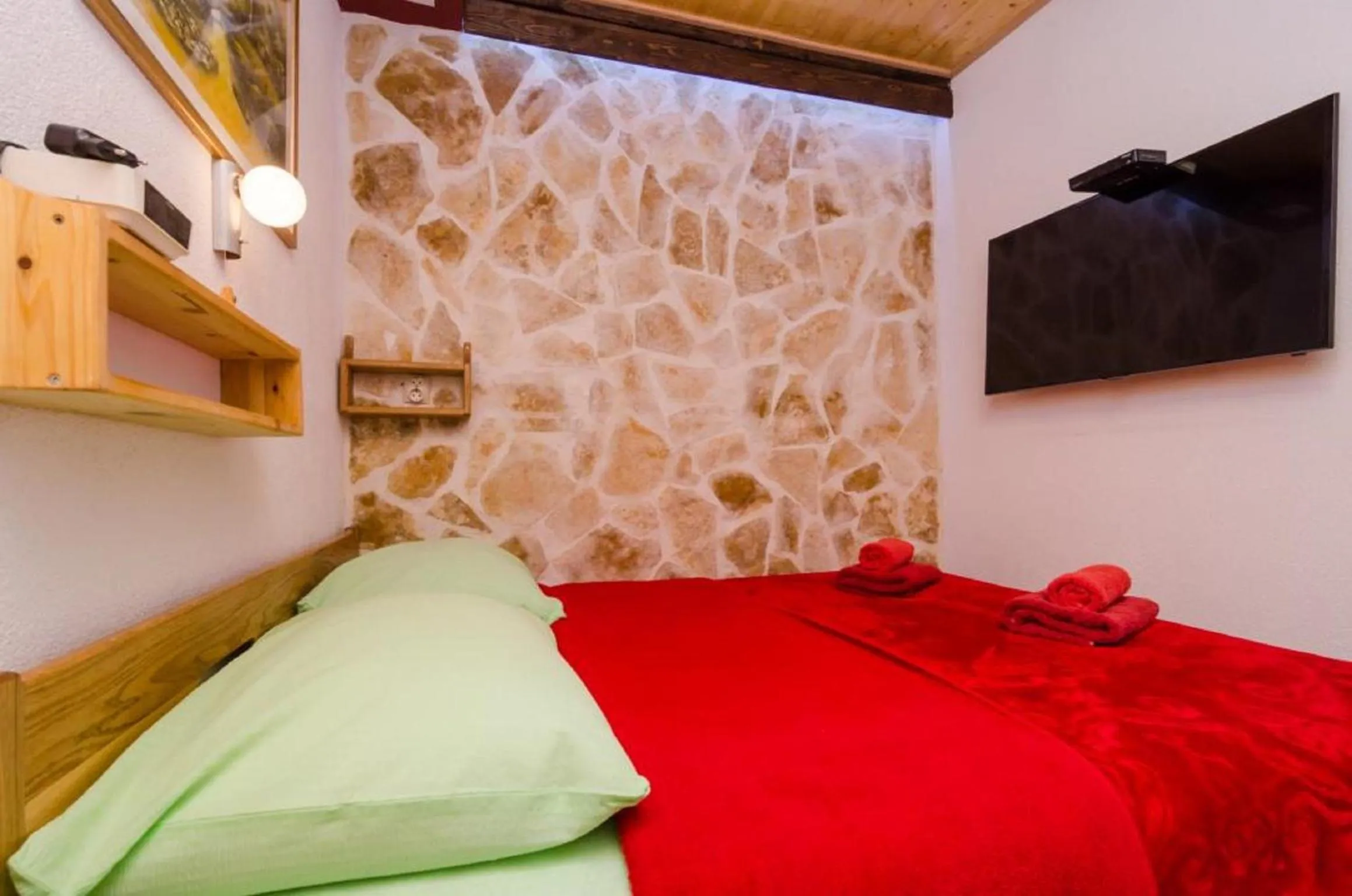 Bed in Eddie's Sea View Rooms Old Town