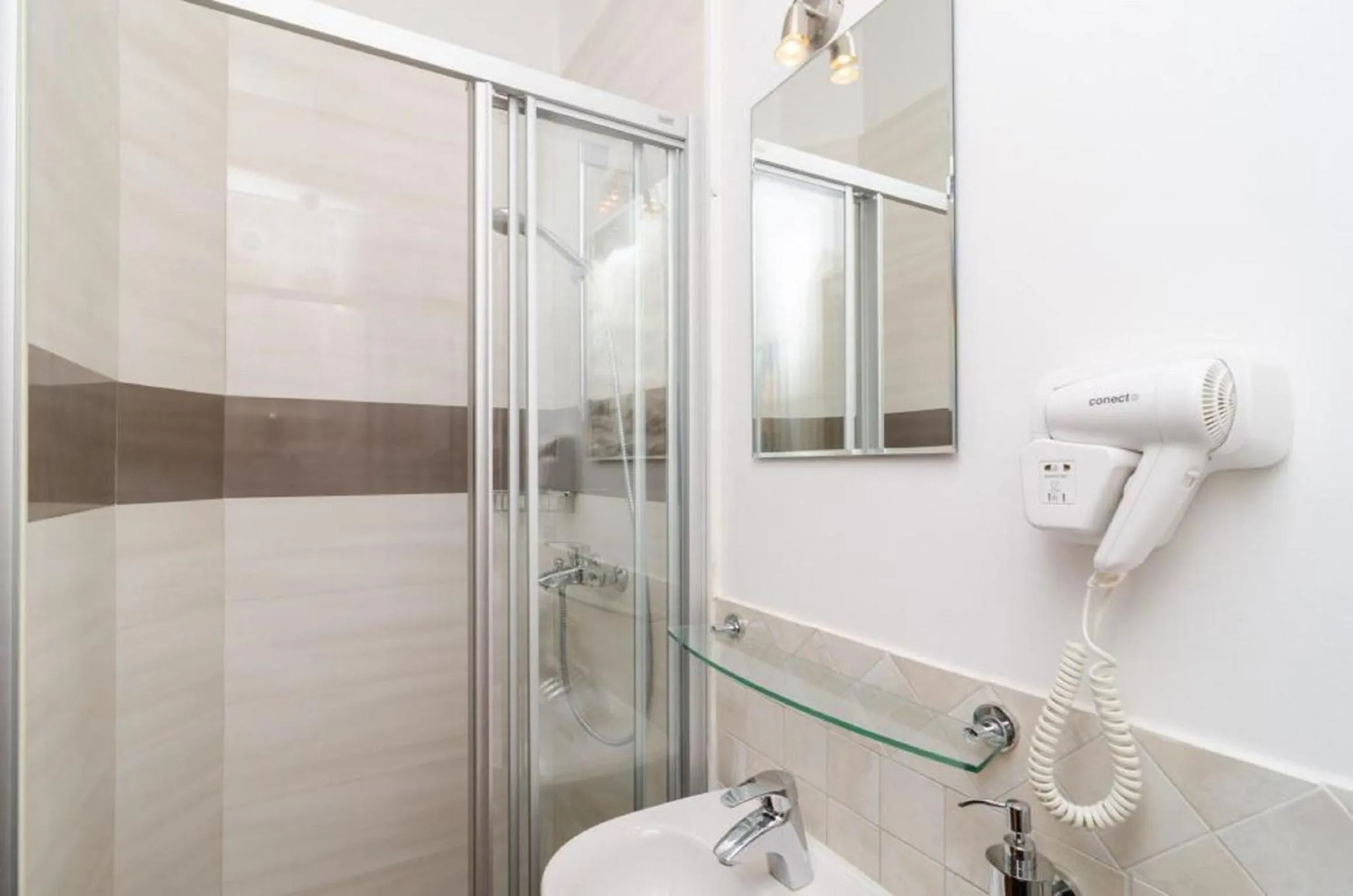 Bathroom in Eddie's Sea View Rooms Old Town