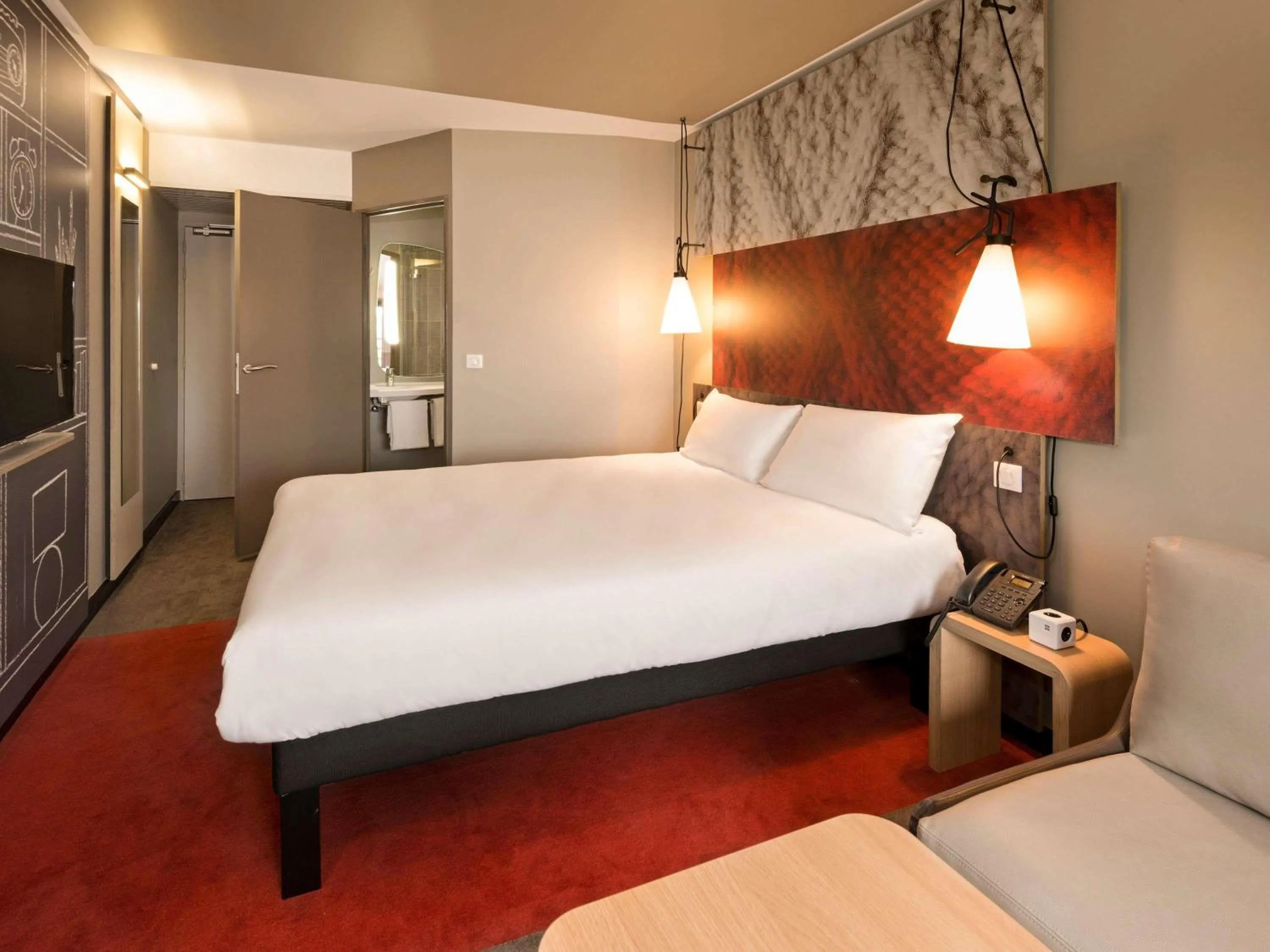 Bedroom, Bed in ibis Pontorson Baie Du Mont Saint Michel