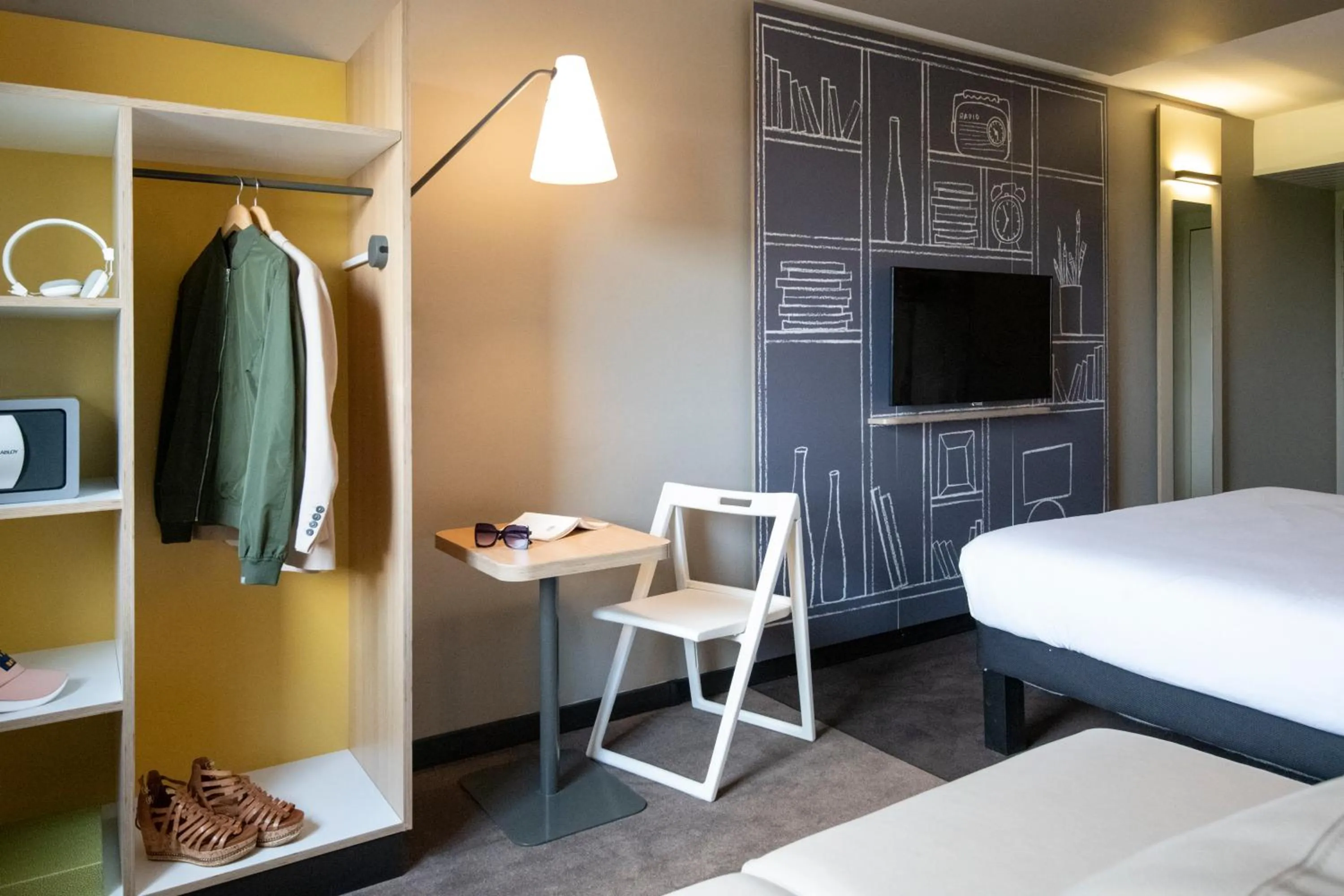 TV and multimedia, Bed in ibis Pontorson Baie Du Mont Saint Michel