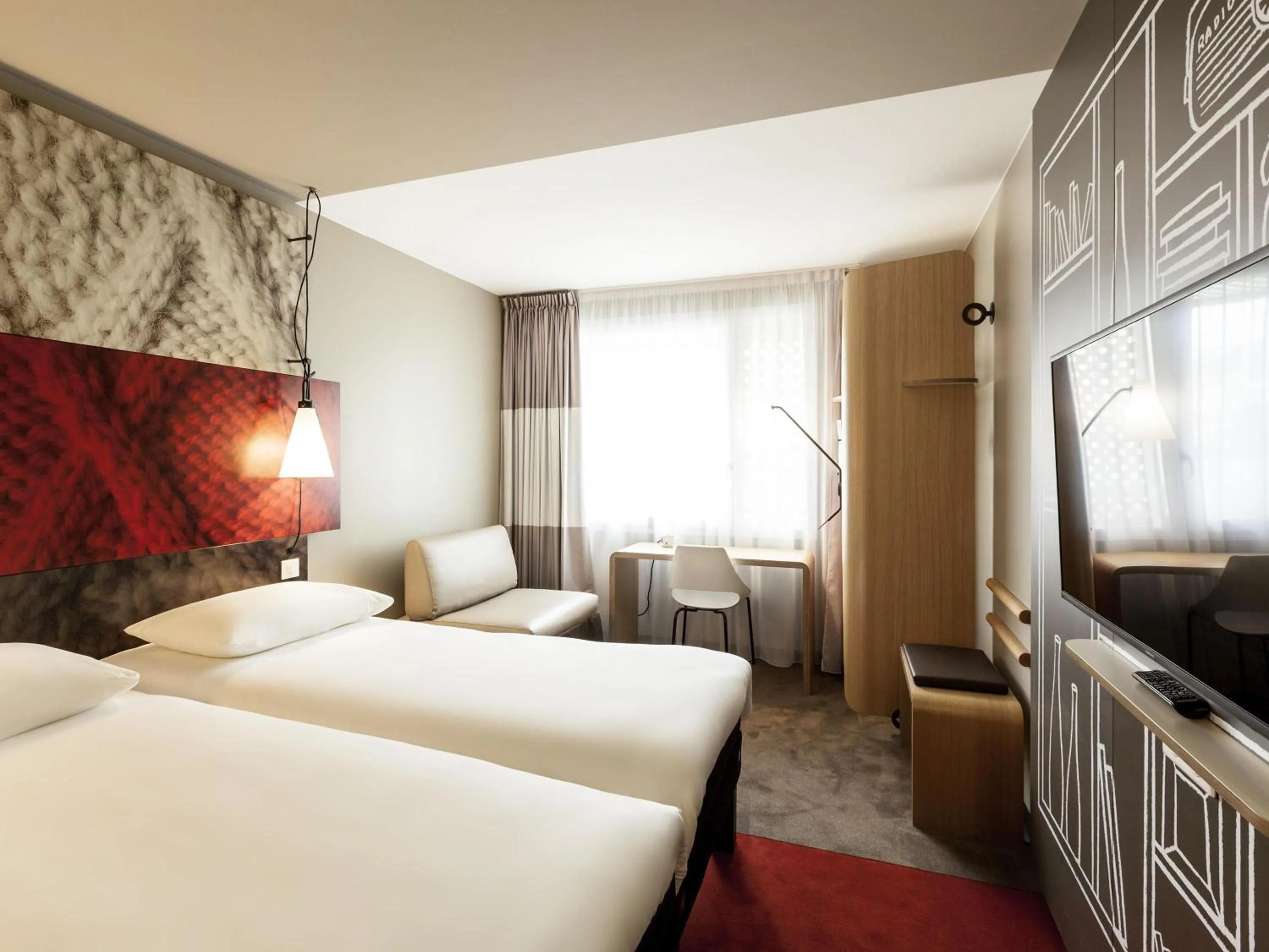 Bedroom, Bed in ibis Lyon Carre De Soie