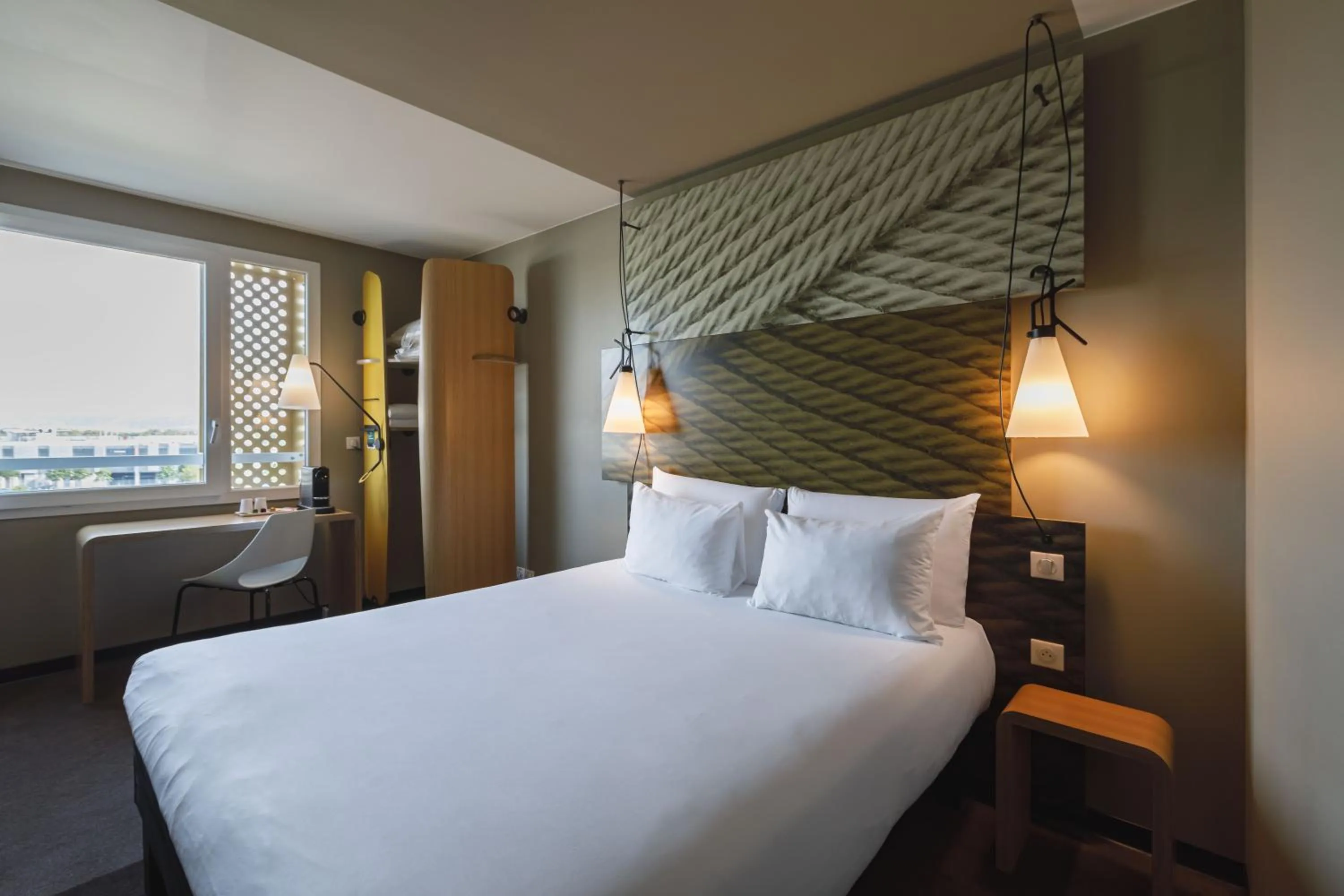 Bedroom, Bed in ibis Lyon Carre De Soie