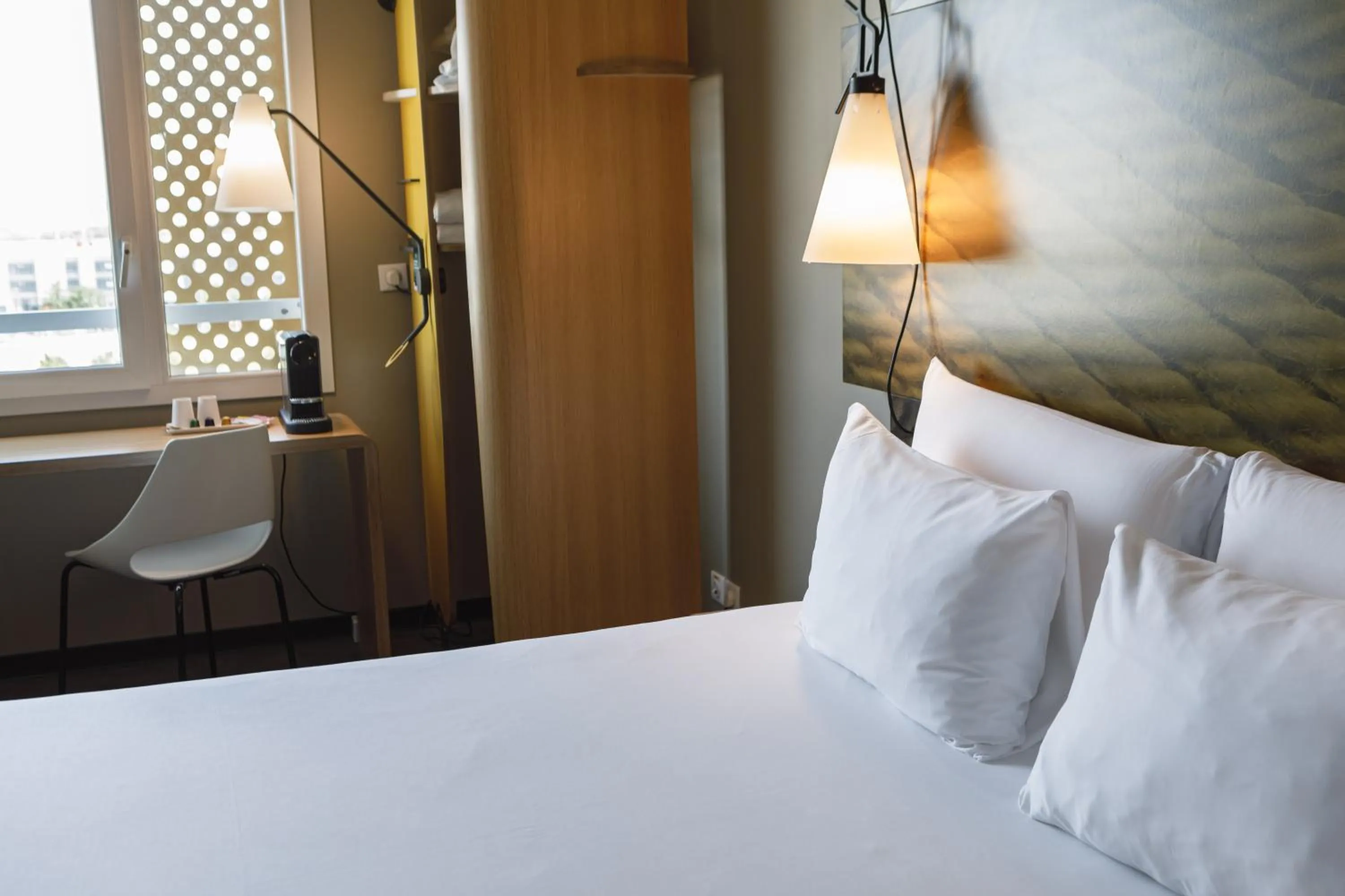 Bedroom, Bed in ibis Lyon Carre De Soie