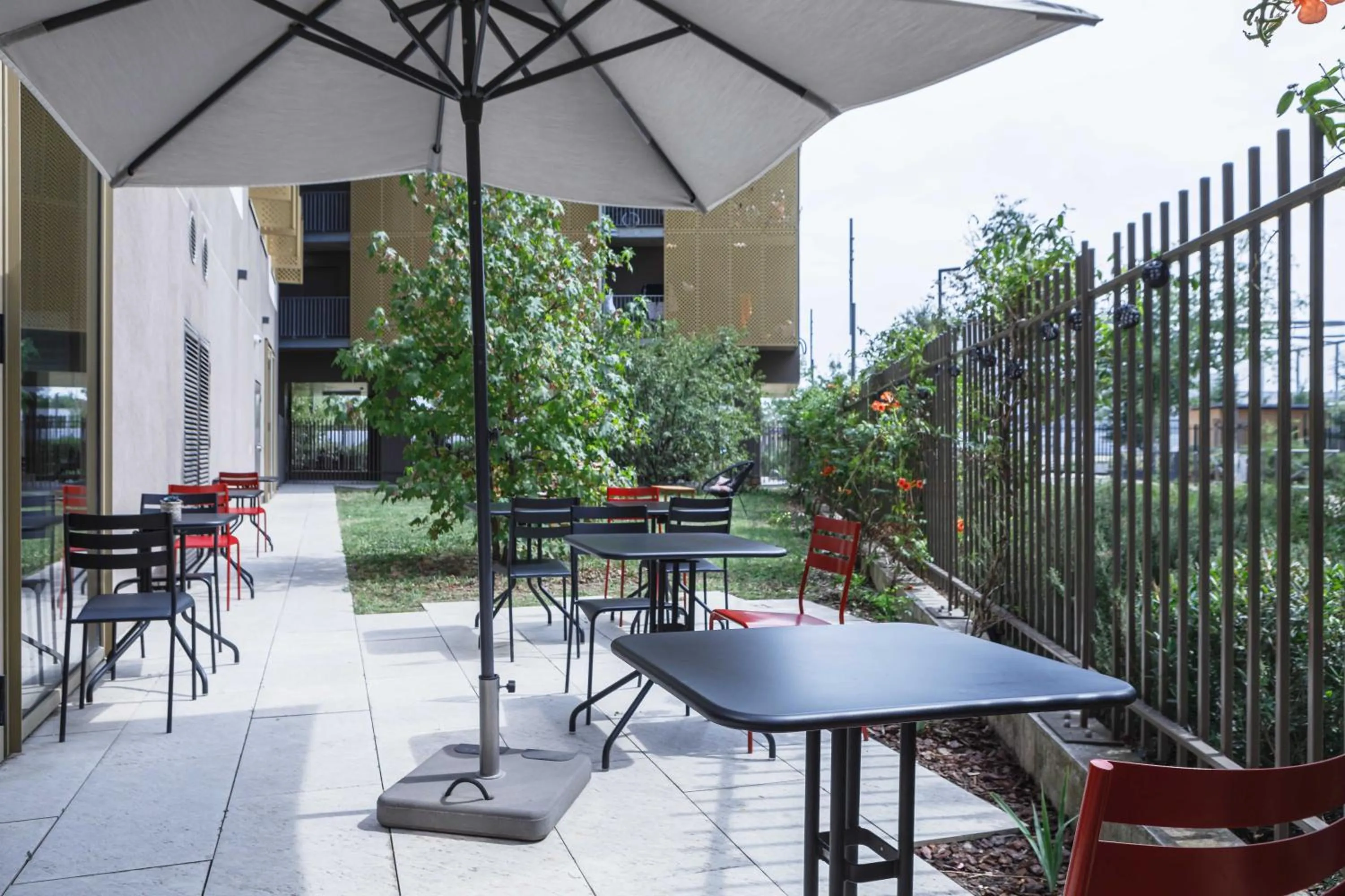 Patio in ibis Lyon Carre De Soie