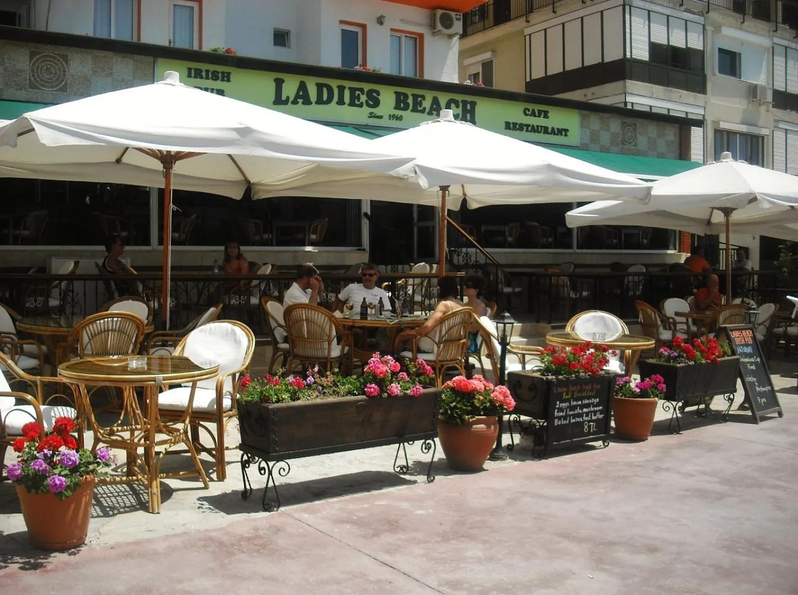 Restaurant/places to eat in Ladies Beach Hotel