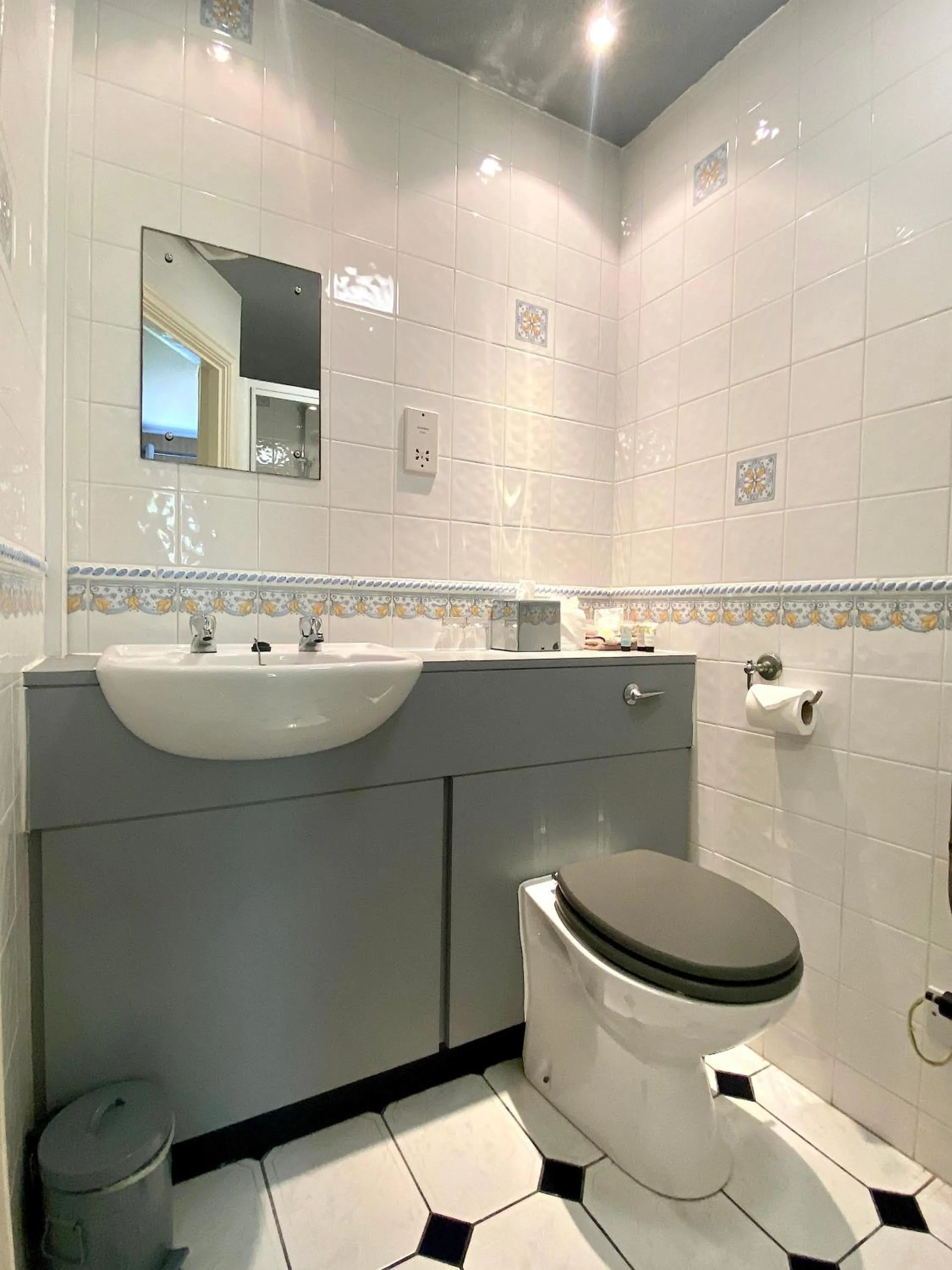 Bathroom in The Egerton Arms Astbury