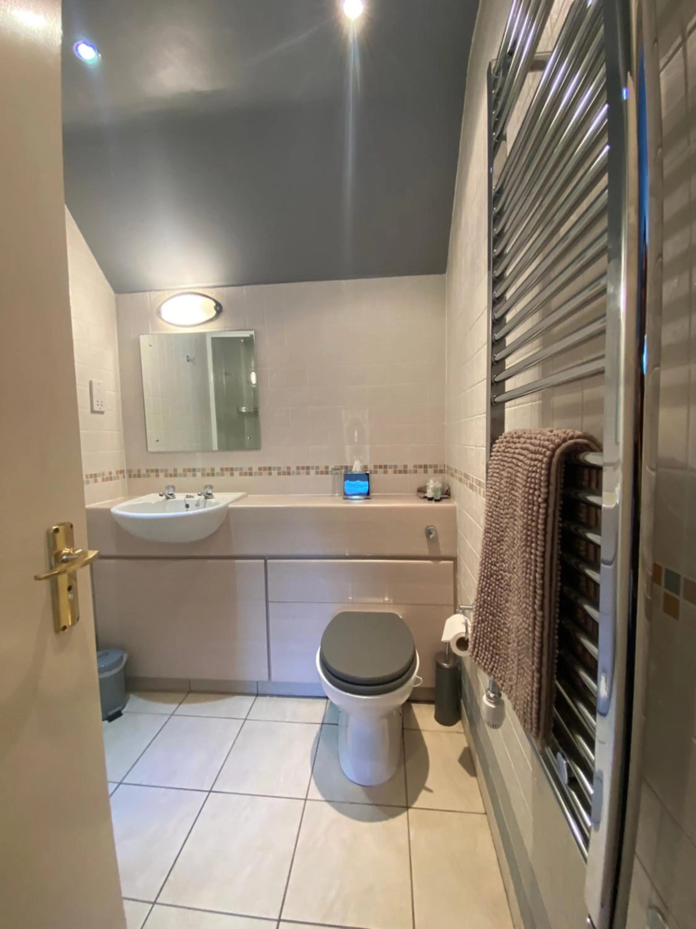 Bathroom in The Egerton Arms Astbury