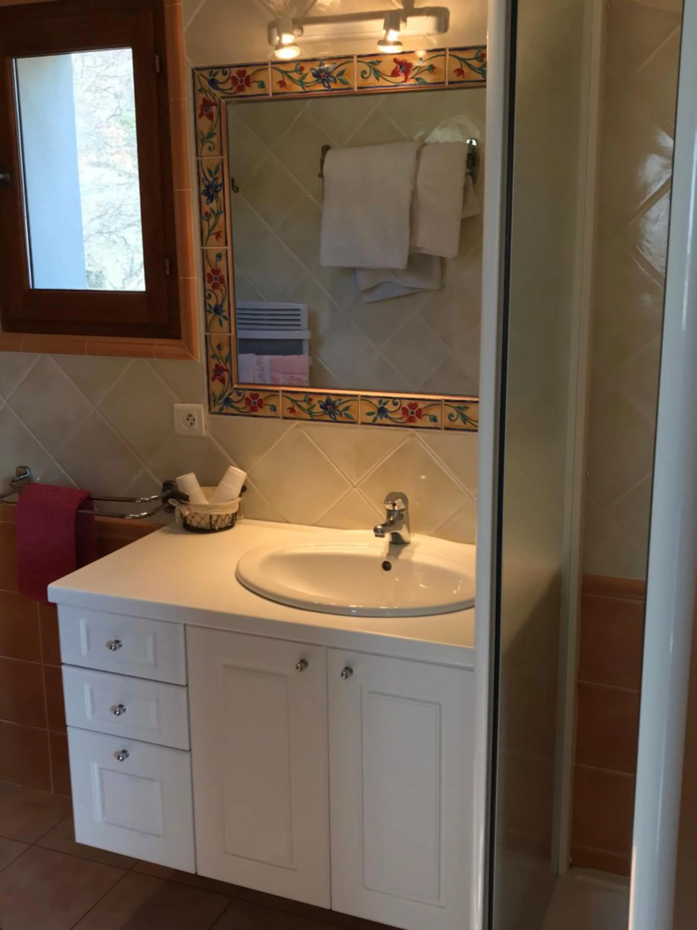 Decorative detail in Chambre une fenêtre sur le Ventoux la Clue